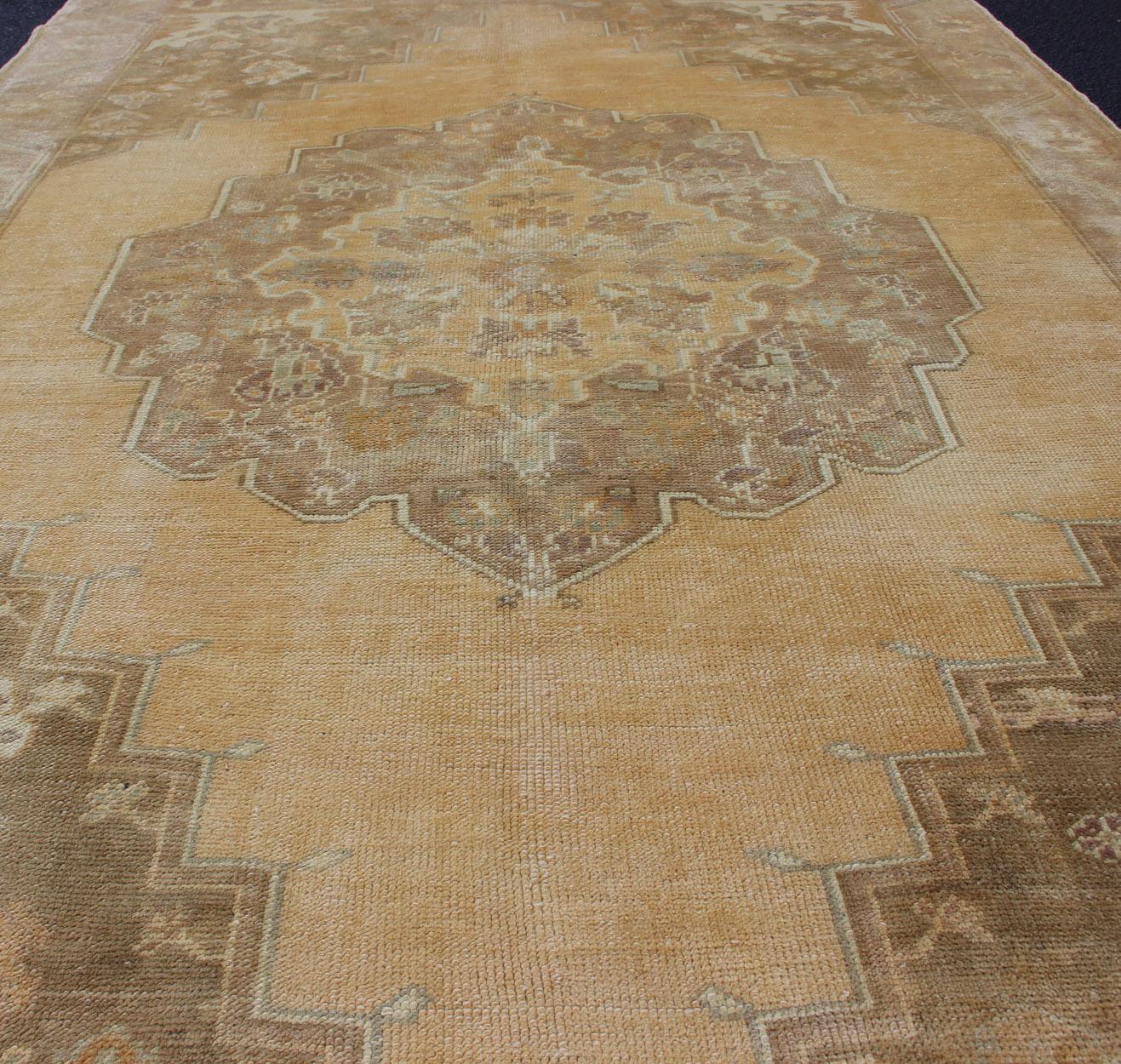 Butter, Yellow Green and Taupe Turkish Oushak Vintage Rug with Central Medallion In Excellent Condition For Sale In Atlanta, GA