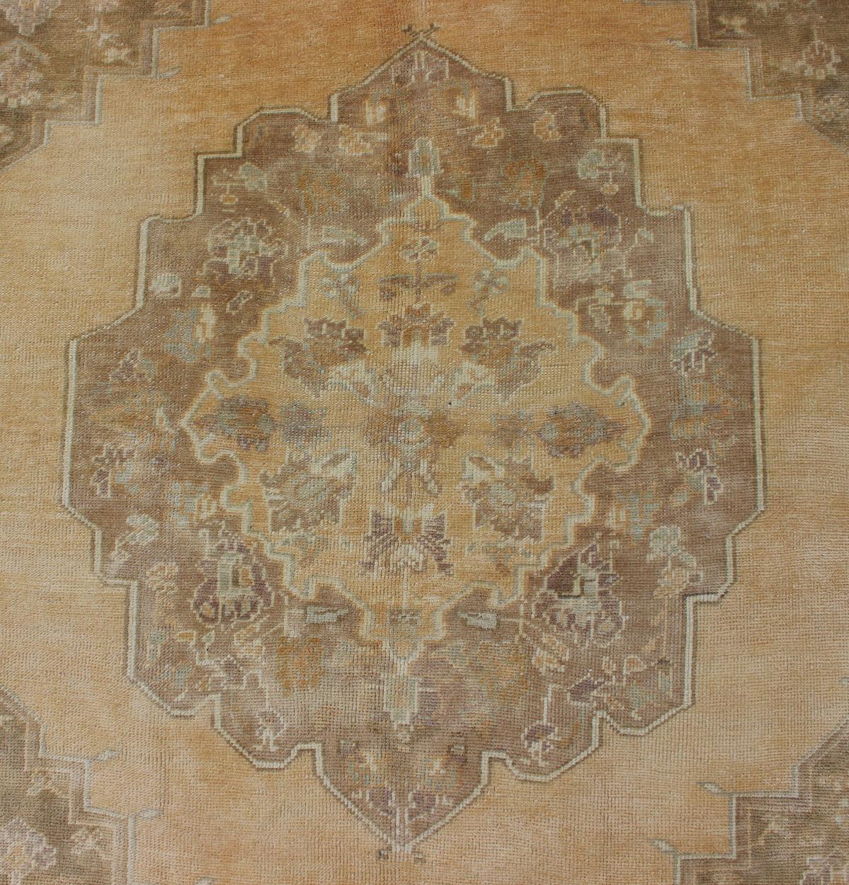 20th Century Butter, Yellow Green and Taupe Turkish Oushak Vintage Rug with Central Medallion For Sale