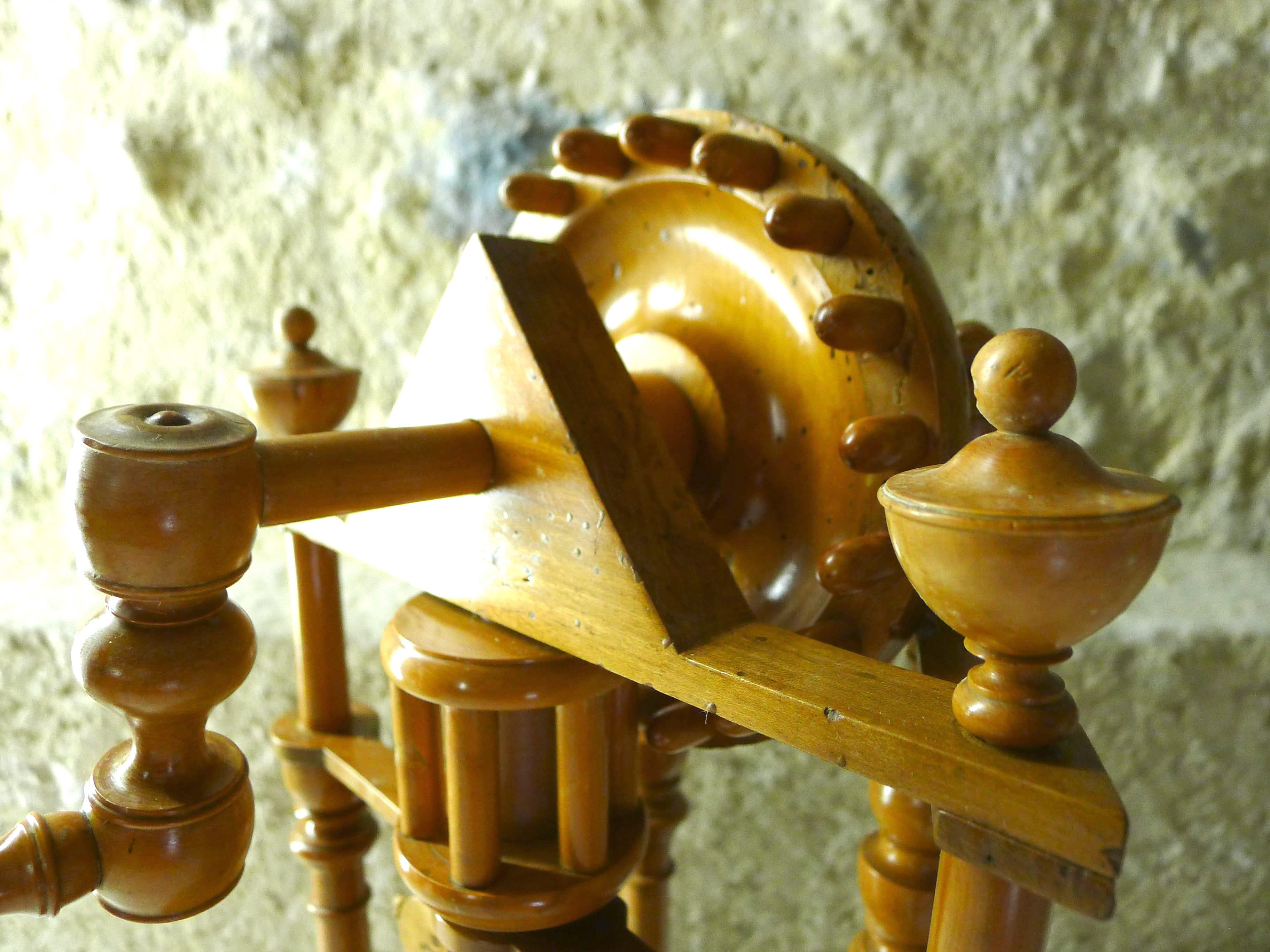Wooden geared crank table churn, glass body. Rotating axis with perpendicular blades. Identical to the museum in Fécamp (Normandy).

Baratte de table à manivelle à engrenage en bois, corps en verre.Axe rotatif à pales