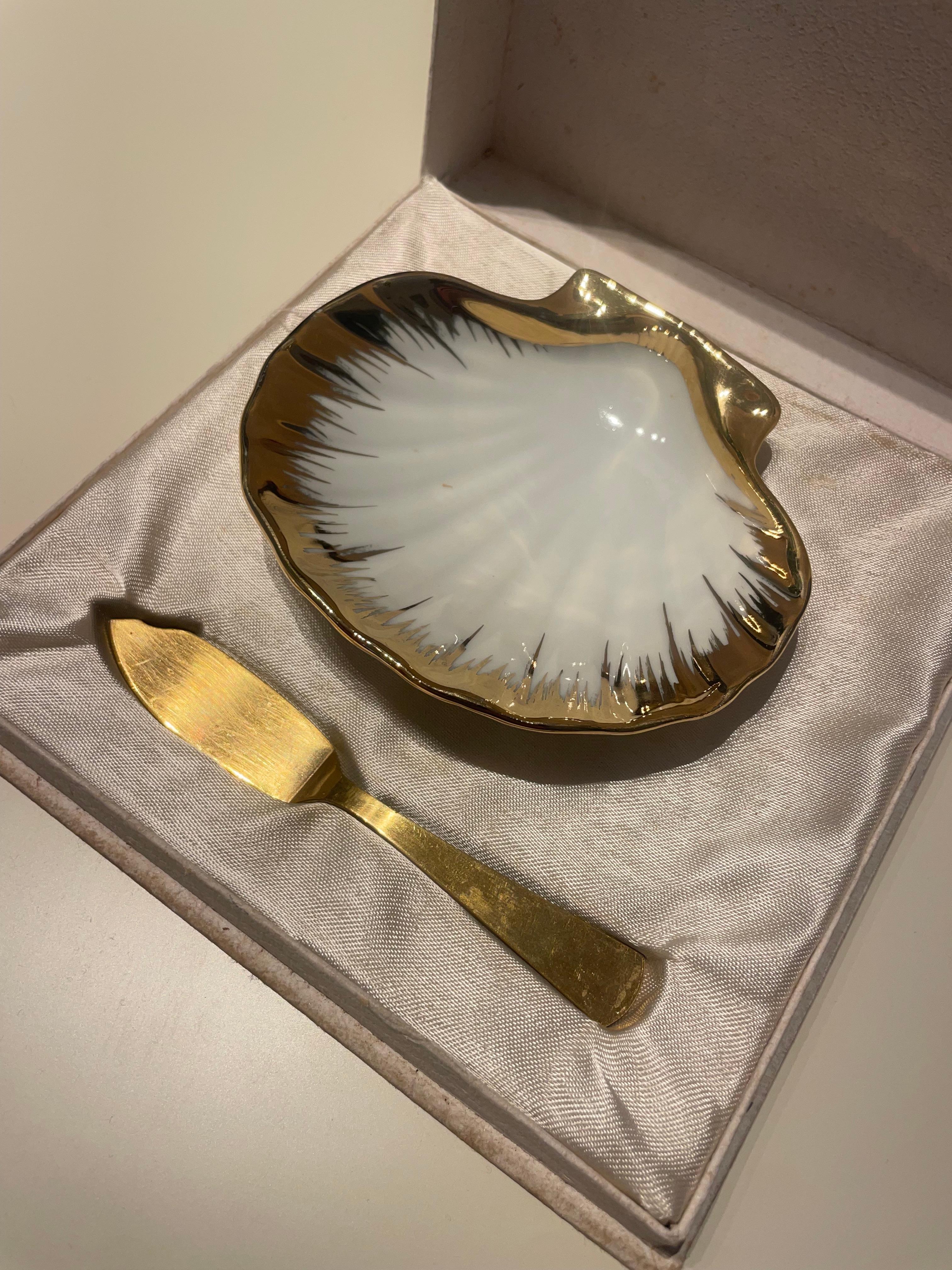 Wonderful butter dish in delicate ceramic by the known Limoges ceramic factory. The butter dish comes with the butter knife made in brass. The set is dated from approximately 1950s' and come in the original boxe. 
The butter dish is stamped on the