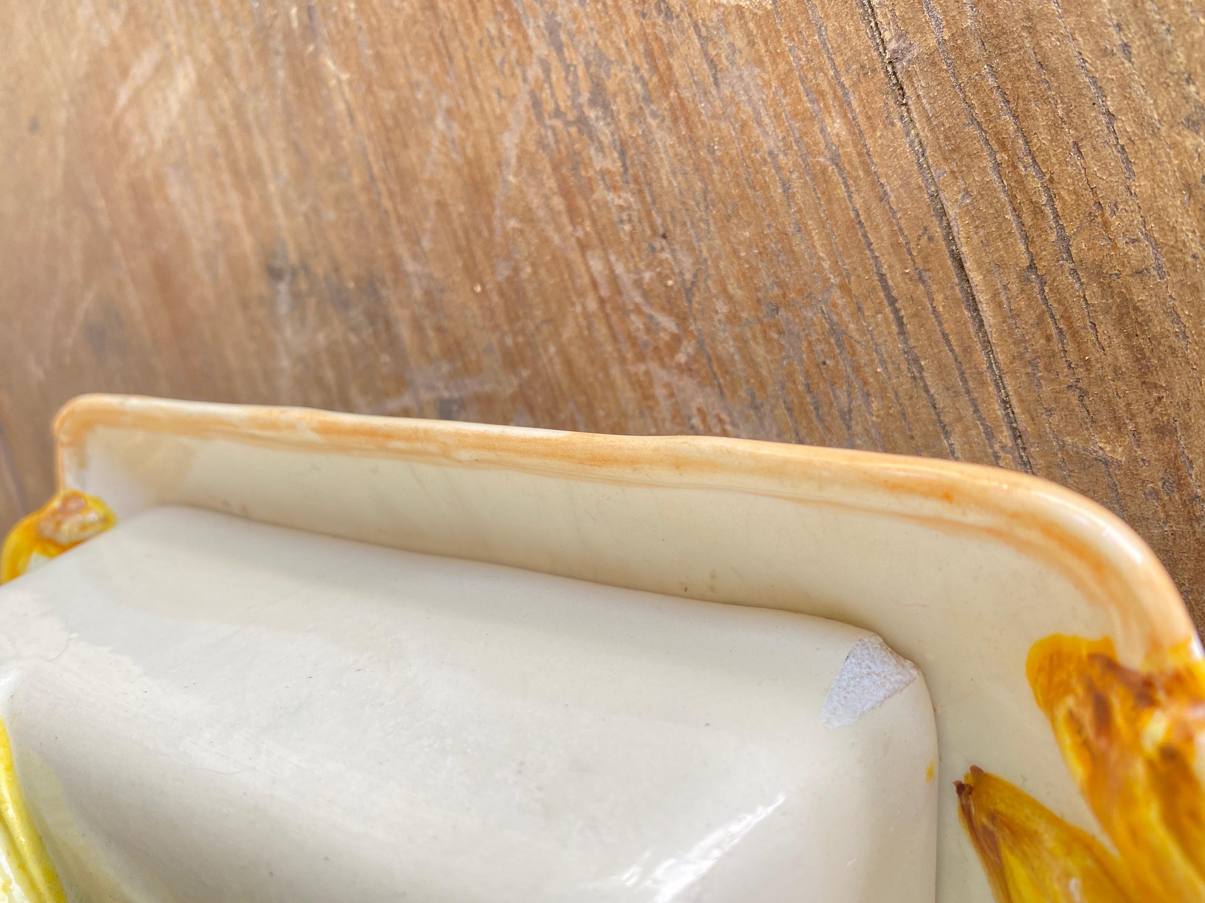 Plat à beurre, céramique dans le style de la majolique, couleur jaune, Portugal vers 1970 État moyen - En vente à Auribeau sur Siagne, FR