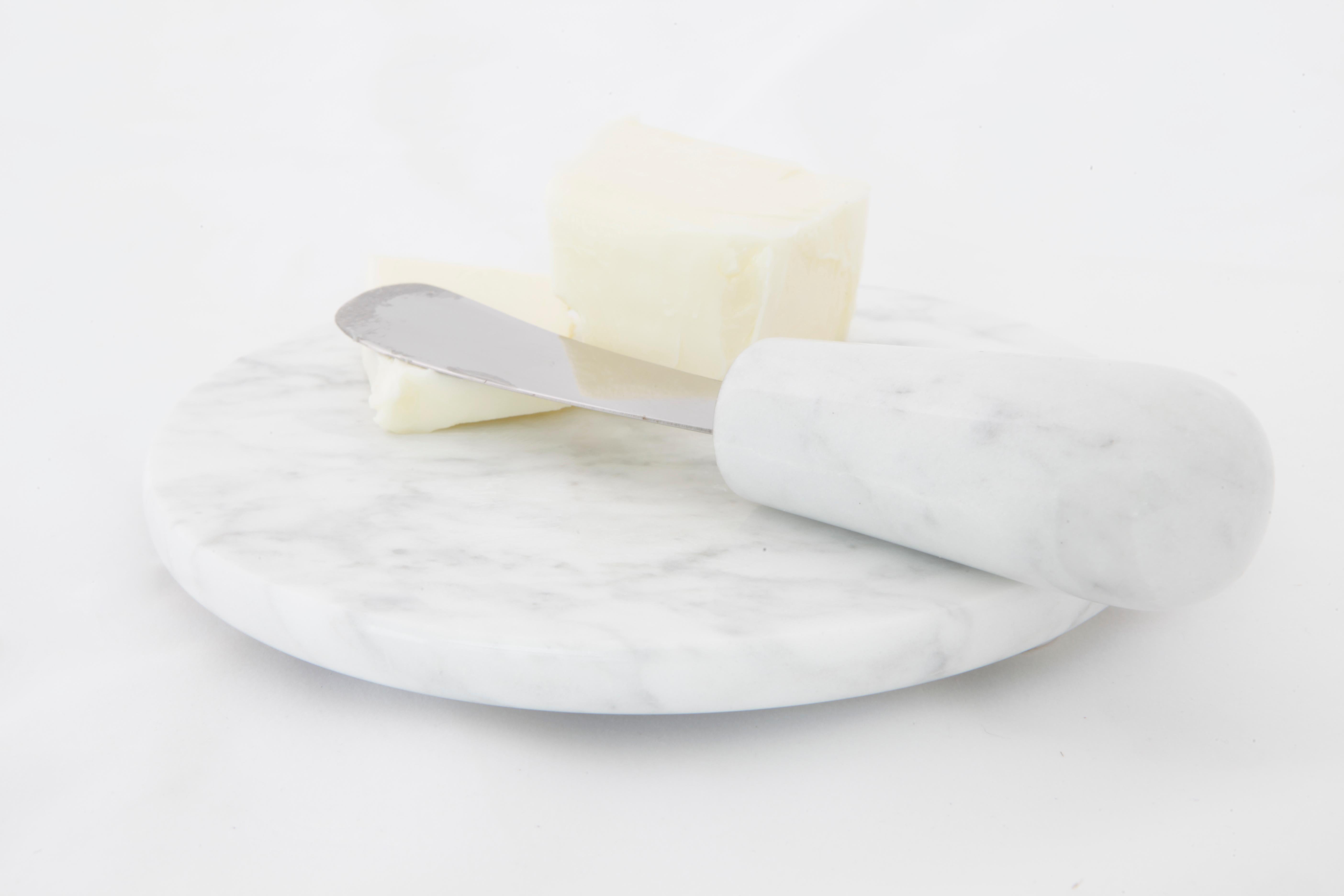 Butter knife and plate in white Carrara marble.
Each piece is in a way unique (every marble block is different in veins and shades) and handmade by Italian artisans specialized over generations in processing marble. Slight variations in shape, color