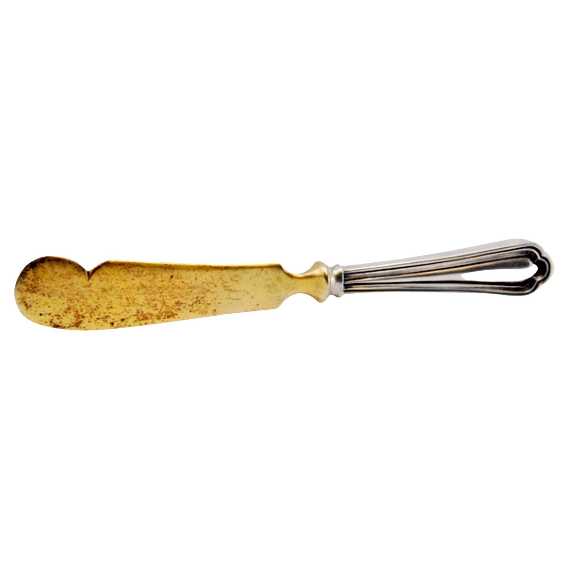 Butter knife in gilded silver with grooves along the handle