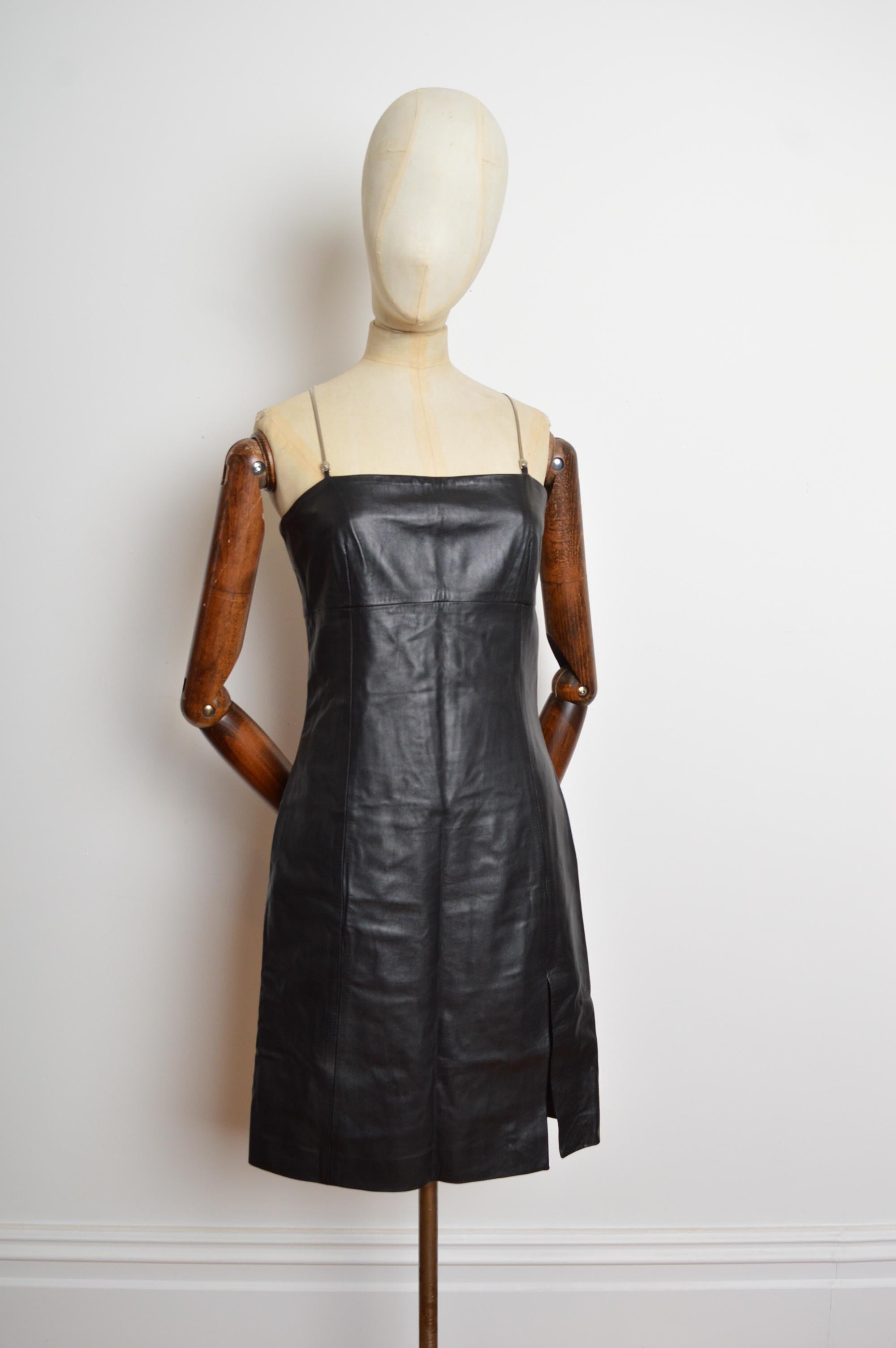 Mantequilla de cuero suave Años 90 Donatella Versace Correa de cadena Vestido negro - LBD en venta 5