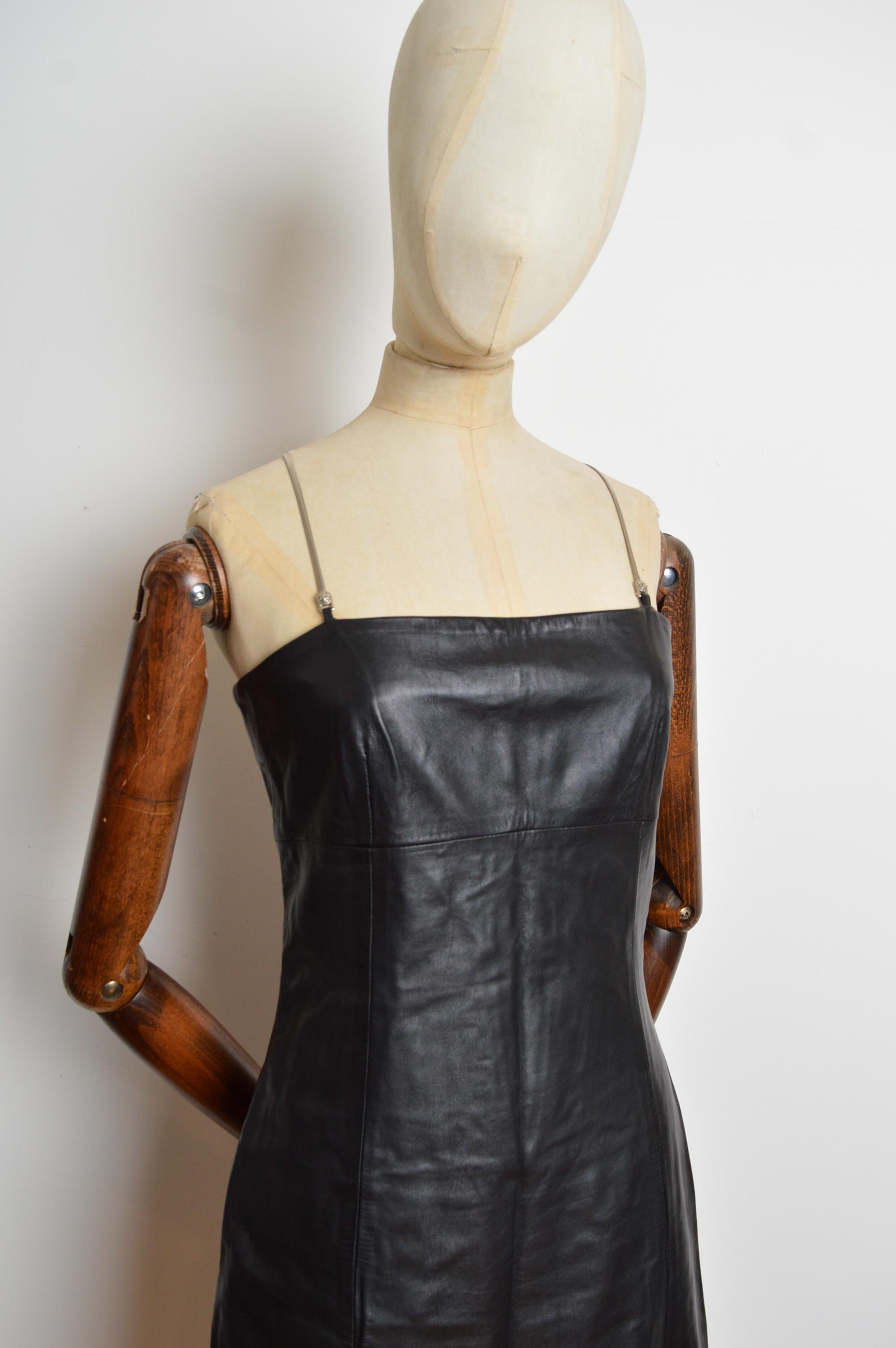 Mantequilla de cuero suave Años 90 Donatella Versace Correa de cadena Vestido negro - LBD en venta 6