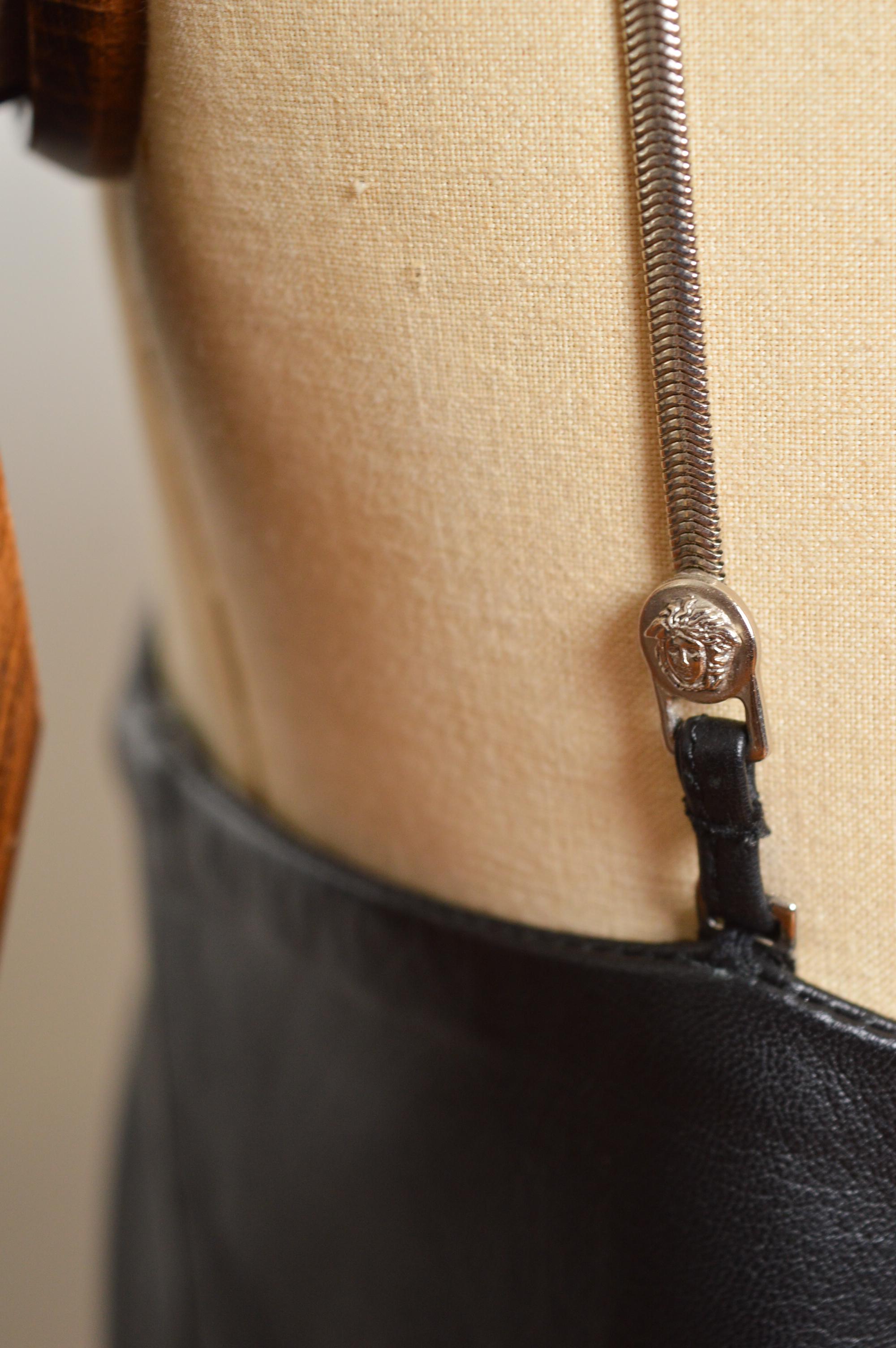 Mantequilla de cuero suave Años 90 Donatella Versace Correa de cadena Vestido negro - LBD en venta 8