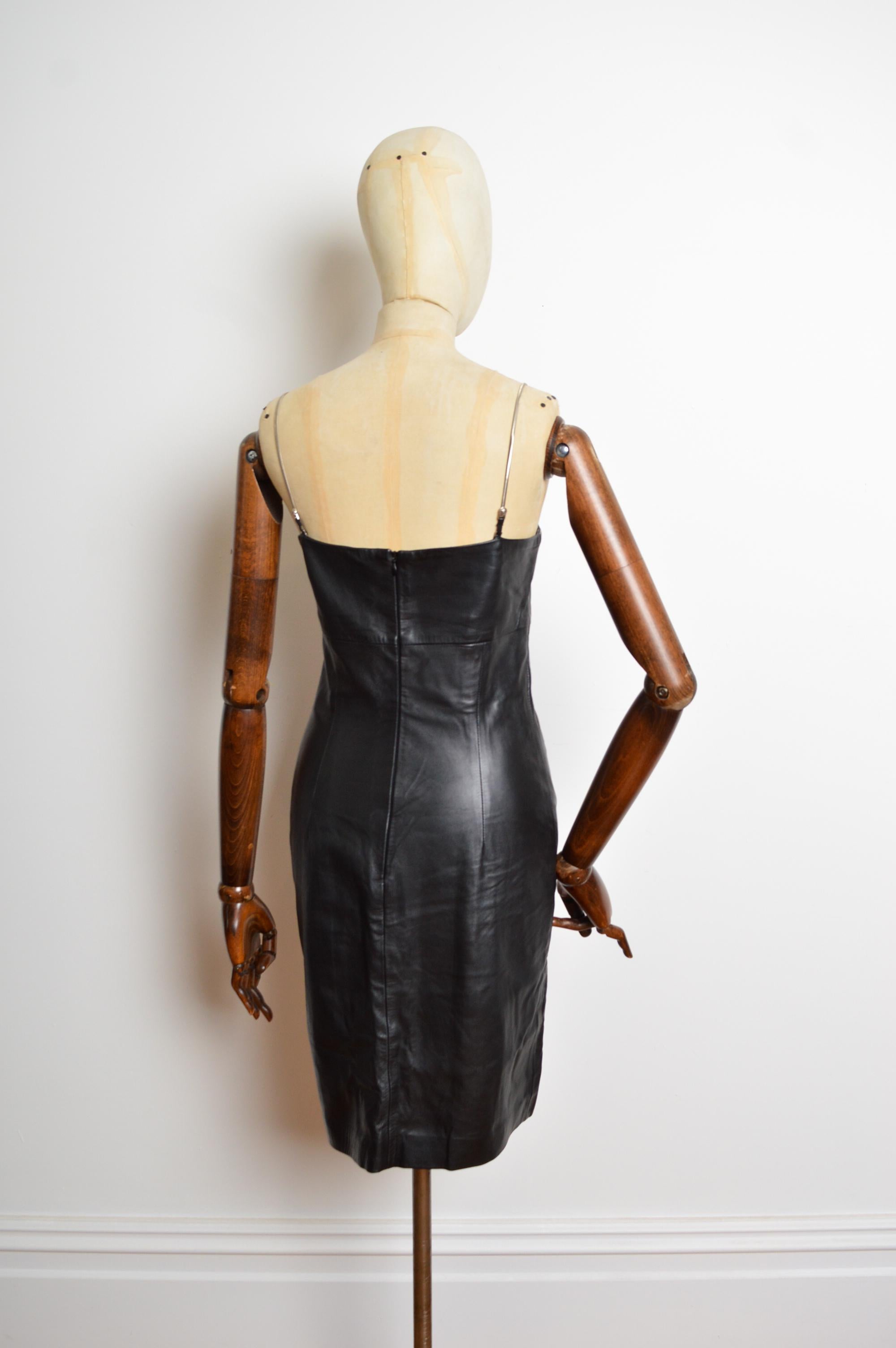 Mantequilla de cuero suave Años 90 Donatella Versace Correa de cadena Vestido negro - LBD en venta 10