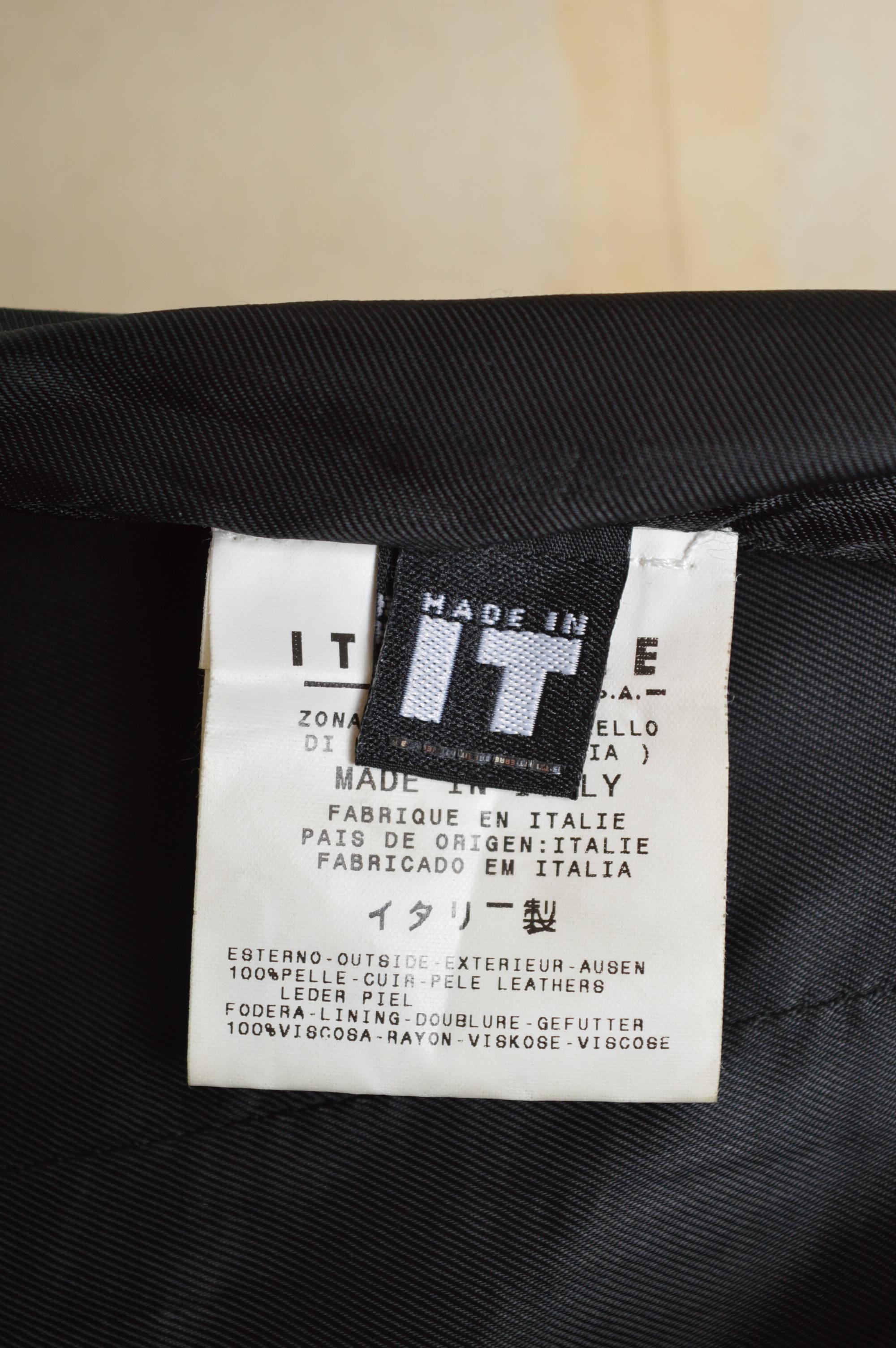 Mantequilla de cuero suave Años 90 Donatella Versace Correa de cadena Vestido negro - LBD en venta 11