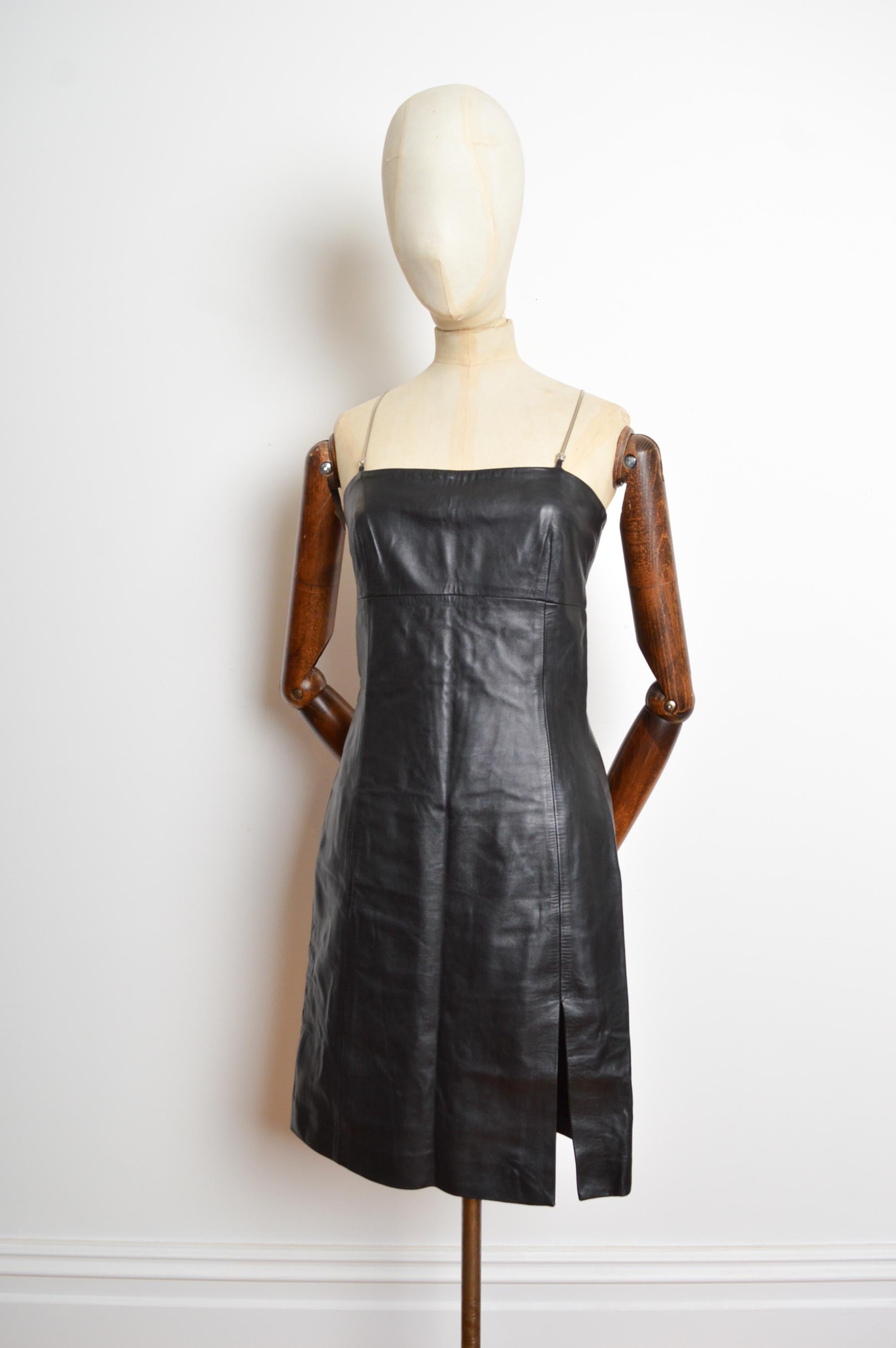 Mantequilla de cuero suave Años 90 Donatella Versace Correa de cadena Vestido negro - LBD en Bueno estado para la venta en Sheffield, GB