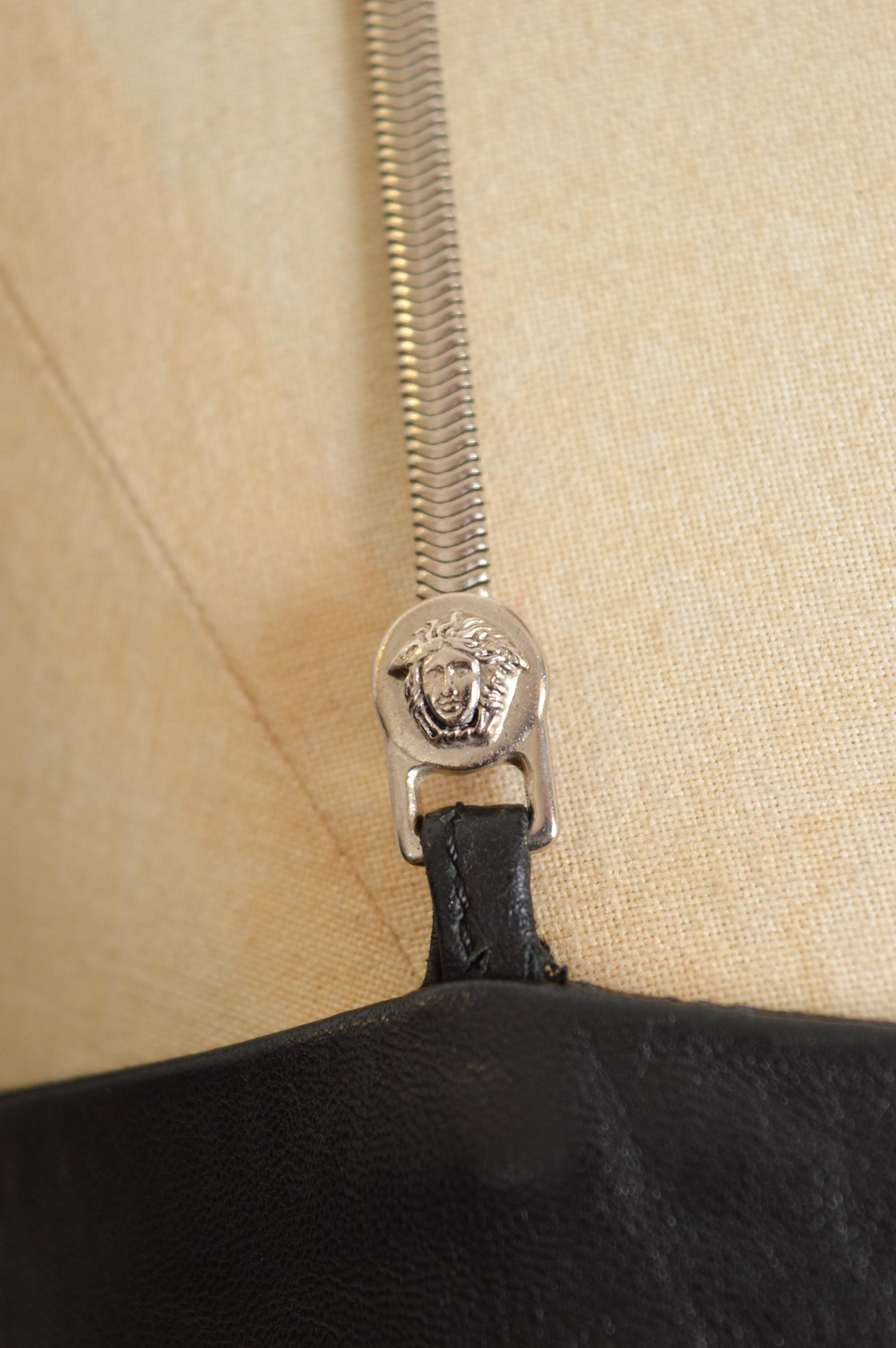 De las mujeres Mantequilla de cuero suave Años 90 Donatella Versace Correa de cadena Vestido negro - LBD en venta