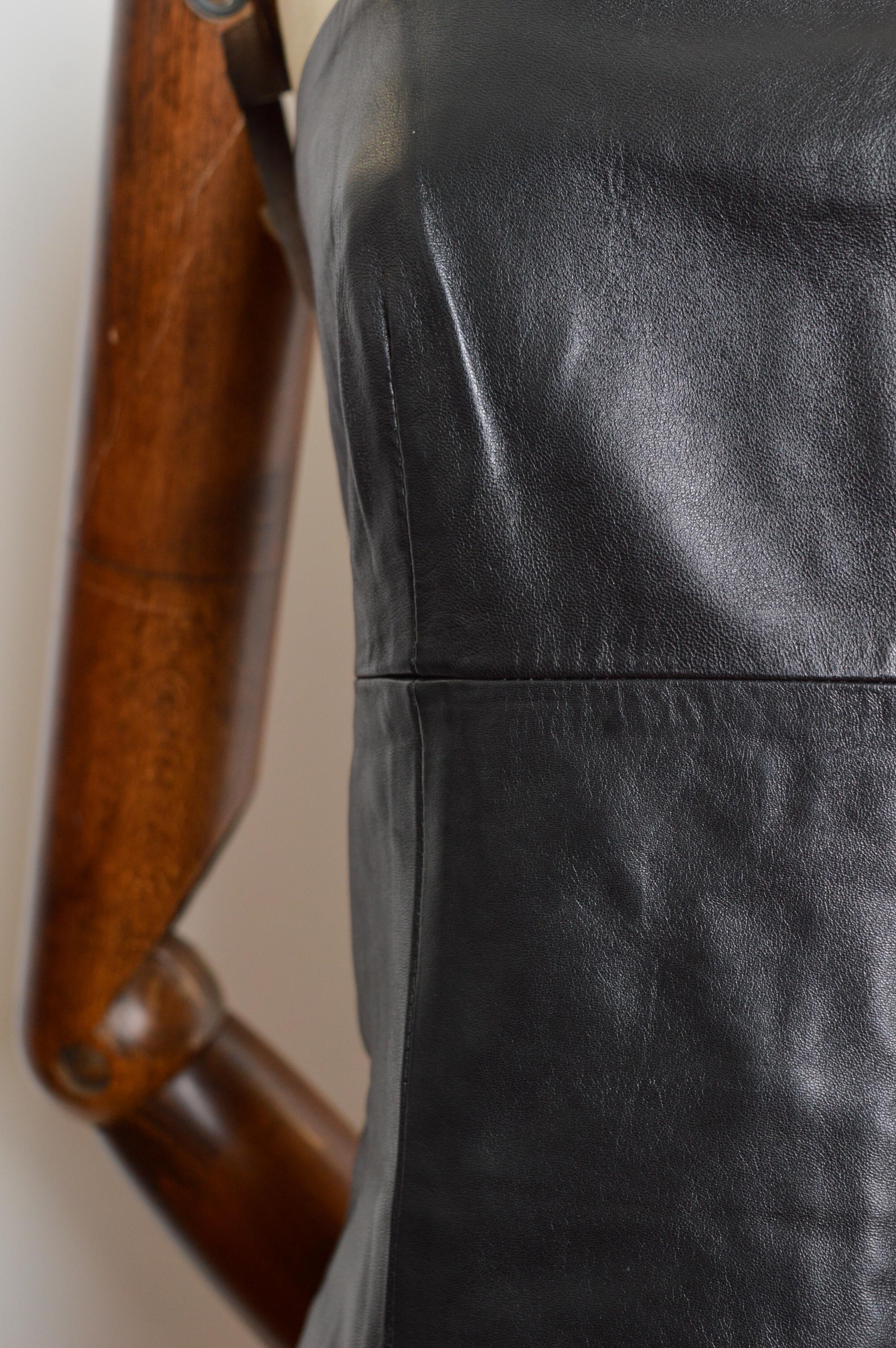 Mantequilla de cuero suave Años 90 Donatella Versace Correa de cadena Vestido negro - LBD en venta 2