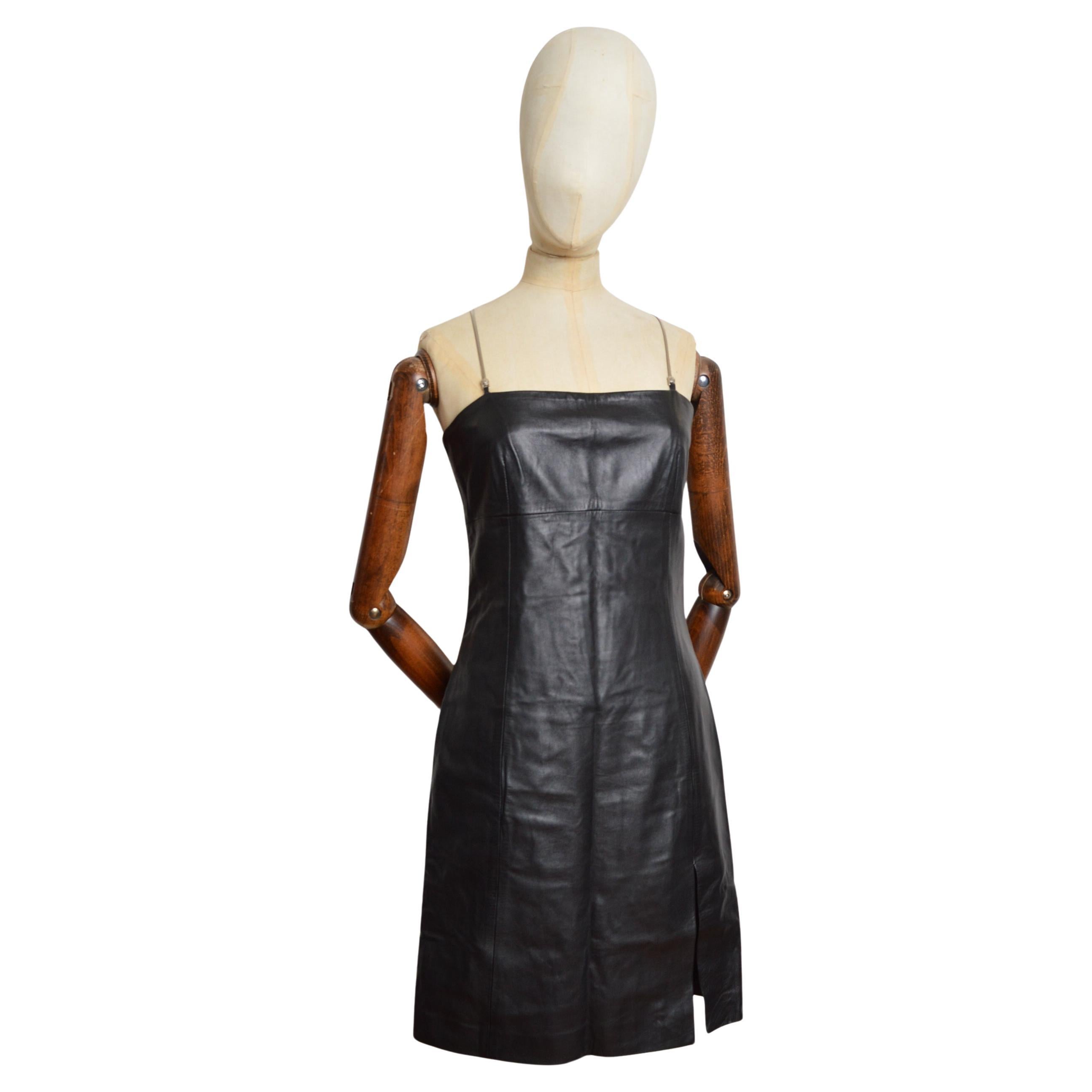 Mantequilla de cuero suave Años 90 Donatella Versace Correa de cadena Vestido negro - LBD en venta