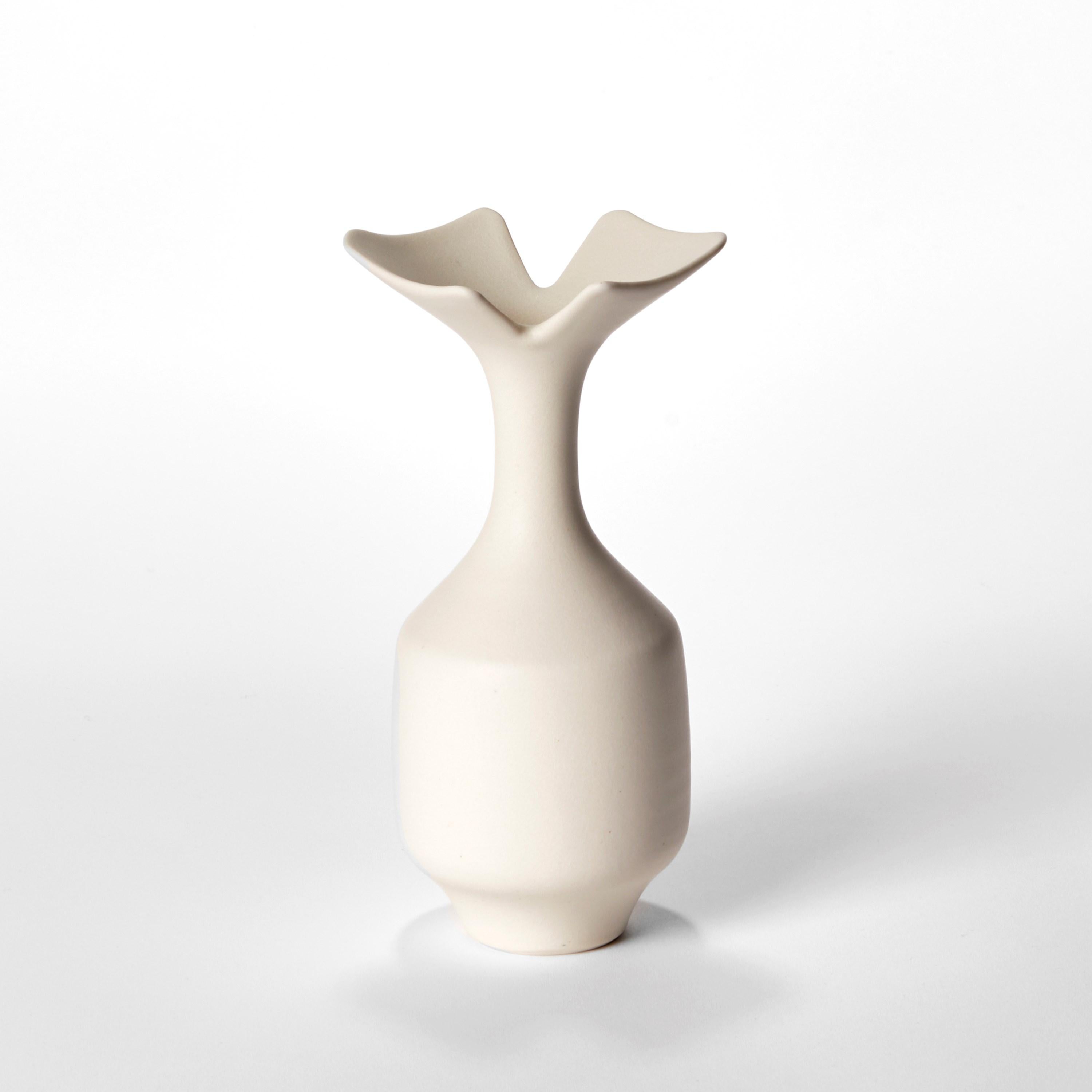 Organique  Ensemble de trois vases en porcelaine blanc et crème Butter Trio de Vivienne Foley en vente
