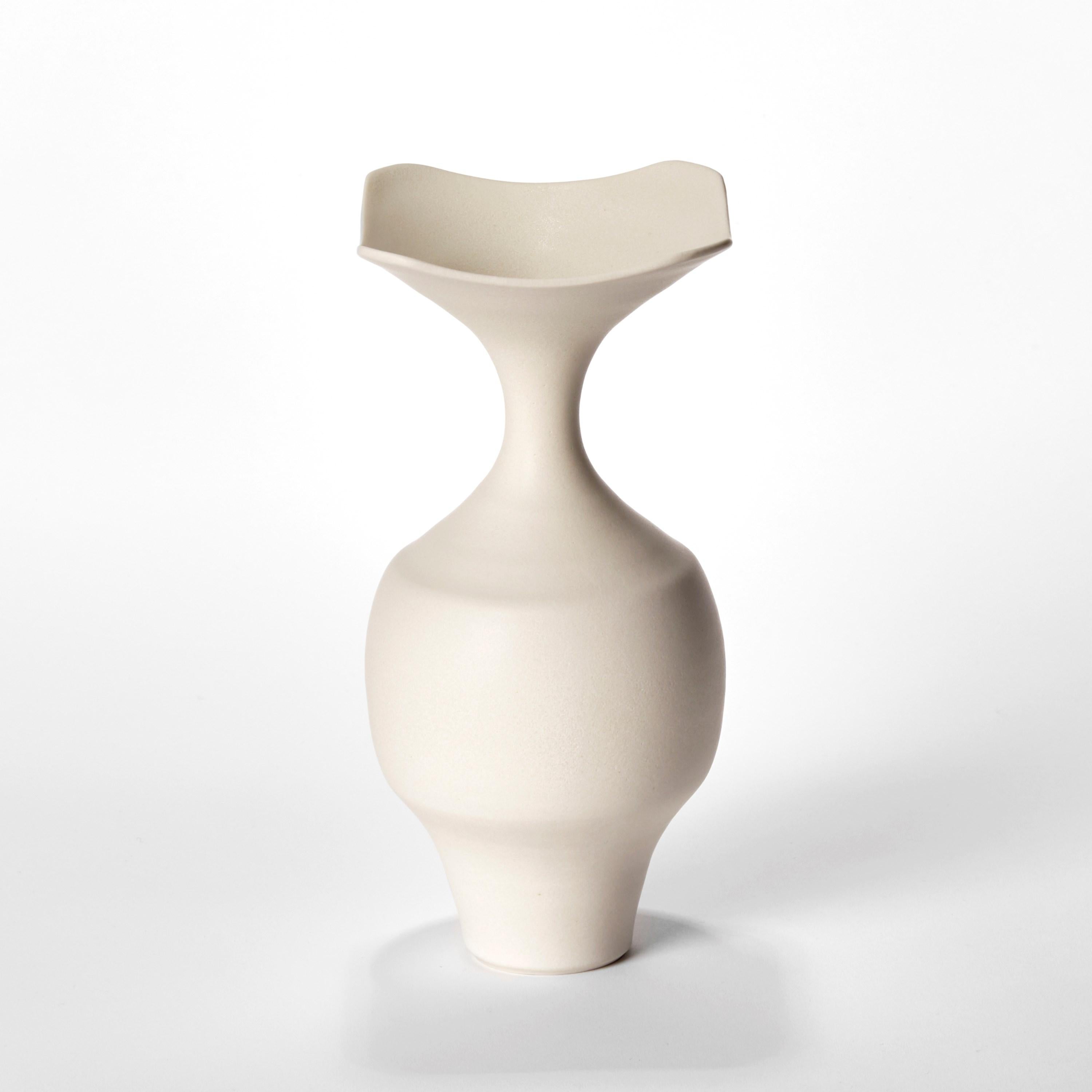 Britannique  Ensemble de trois vases en porcelaine blanc et crème Butter Trio de Vivienne Foley en vente