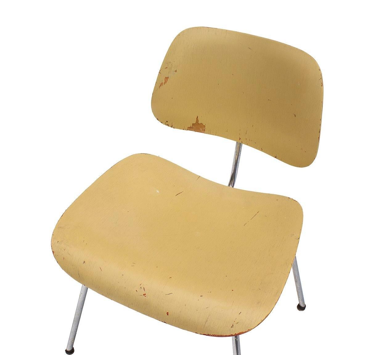 États-Unis, années 1950
Chaise de salle à manger vintage Eames pour Herman Miller en métal avec structure chromée. Elle est proposée telle qu'elle a été trouvée et a été peinte en jaune beurre sur la finition d'origine à la teinture d'aniline rouge