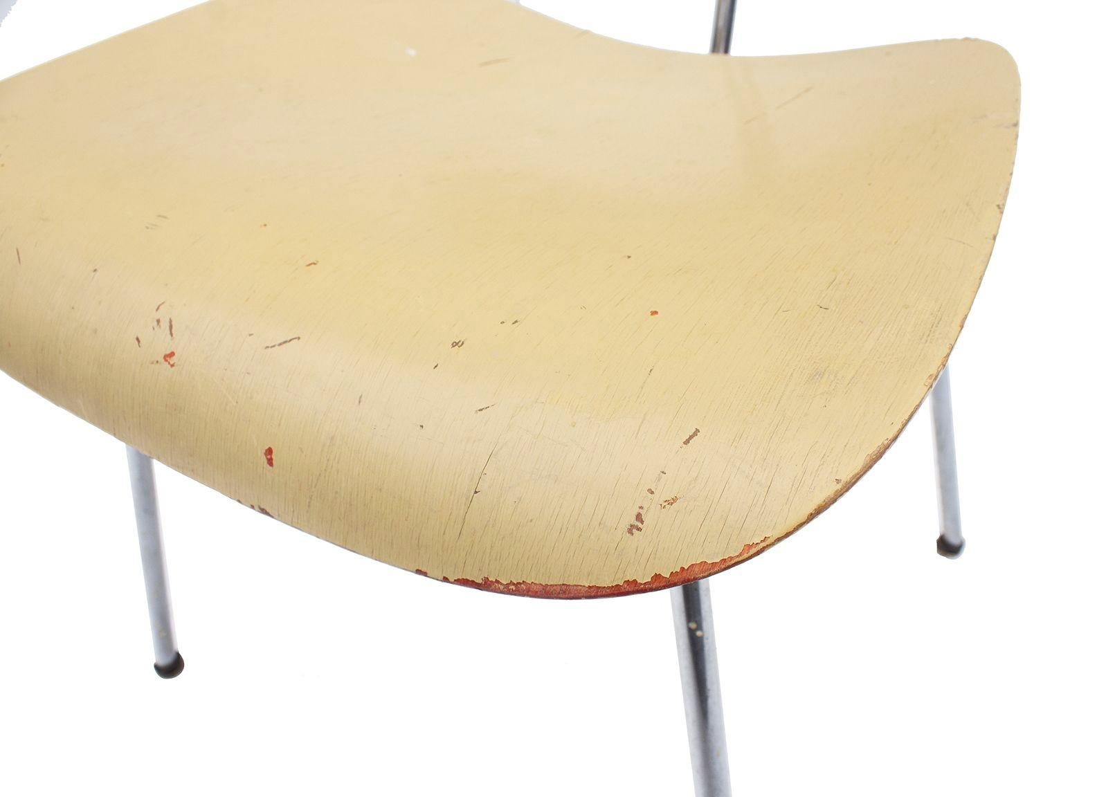 Mid-Century Modern Chaise Eames DCM jaune beurre Herman Miller - Finition teintée à l'aniline rouge en dessous #3 en vente