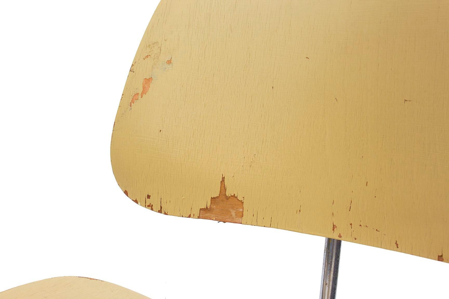 Américain Chaise Eames DCM jaune beurre Herman Miller - Finition teintée à l'aniline rouge en dessous #3 en vente