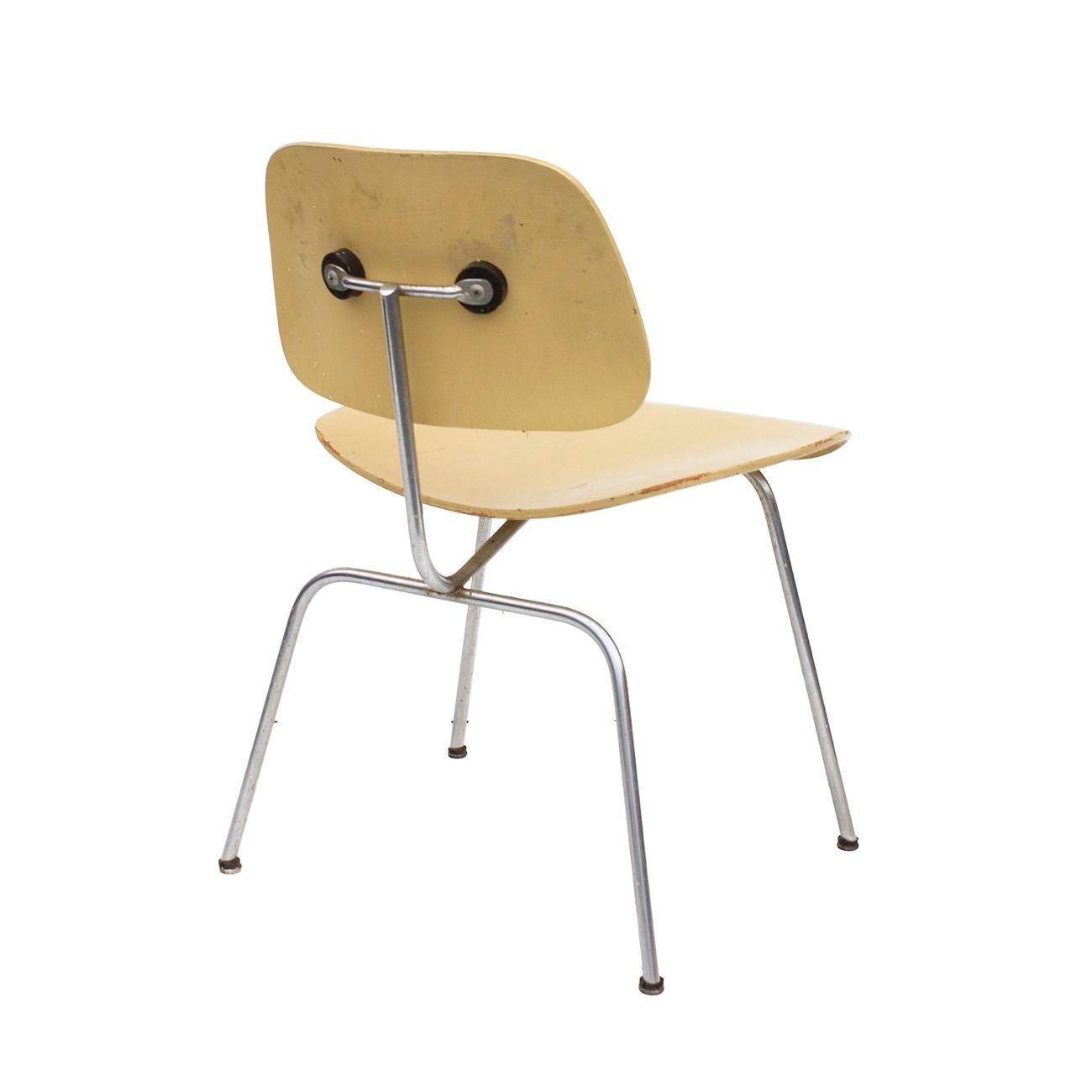 Chaise Eames DCM jaune beurre Herman Miller - Finition teintée à l'aniline rouge en dessous #3 État moyen - En vente à Grand Rapids, MI