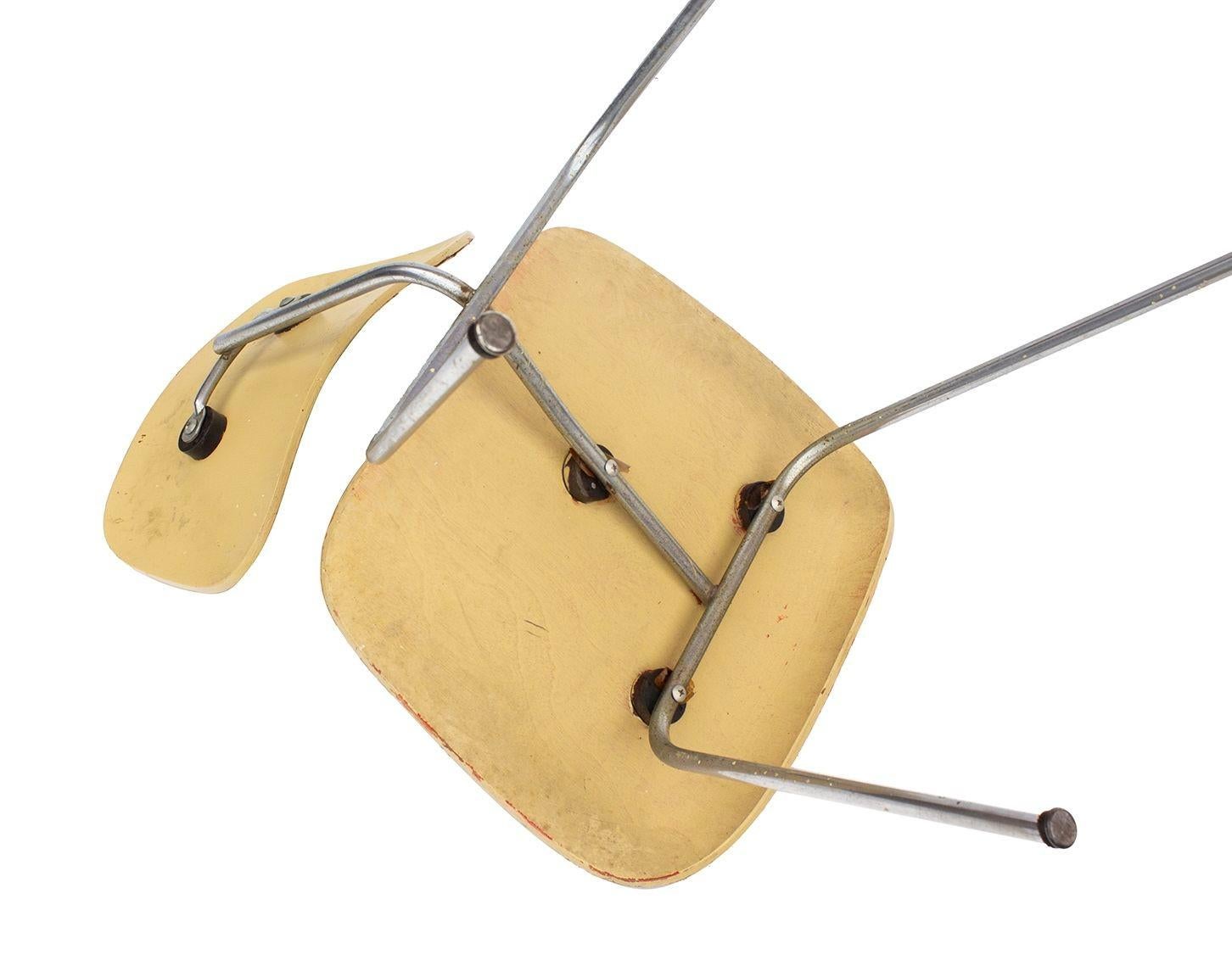 Milieu du XXe siècle Chaise Eames DCM jaune beurre Herman Miller - Finition teintée à l'aniline rouge en dessous #3 en vente