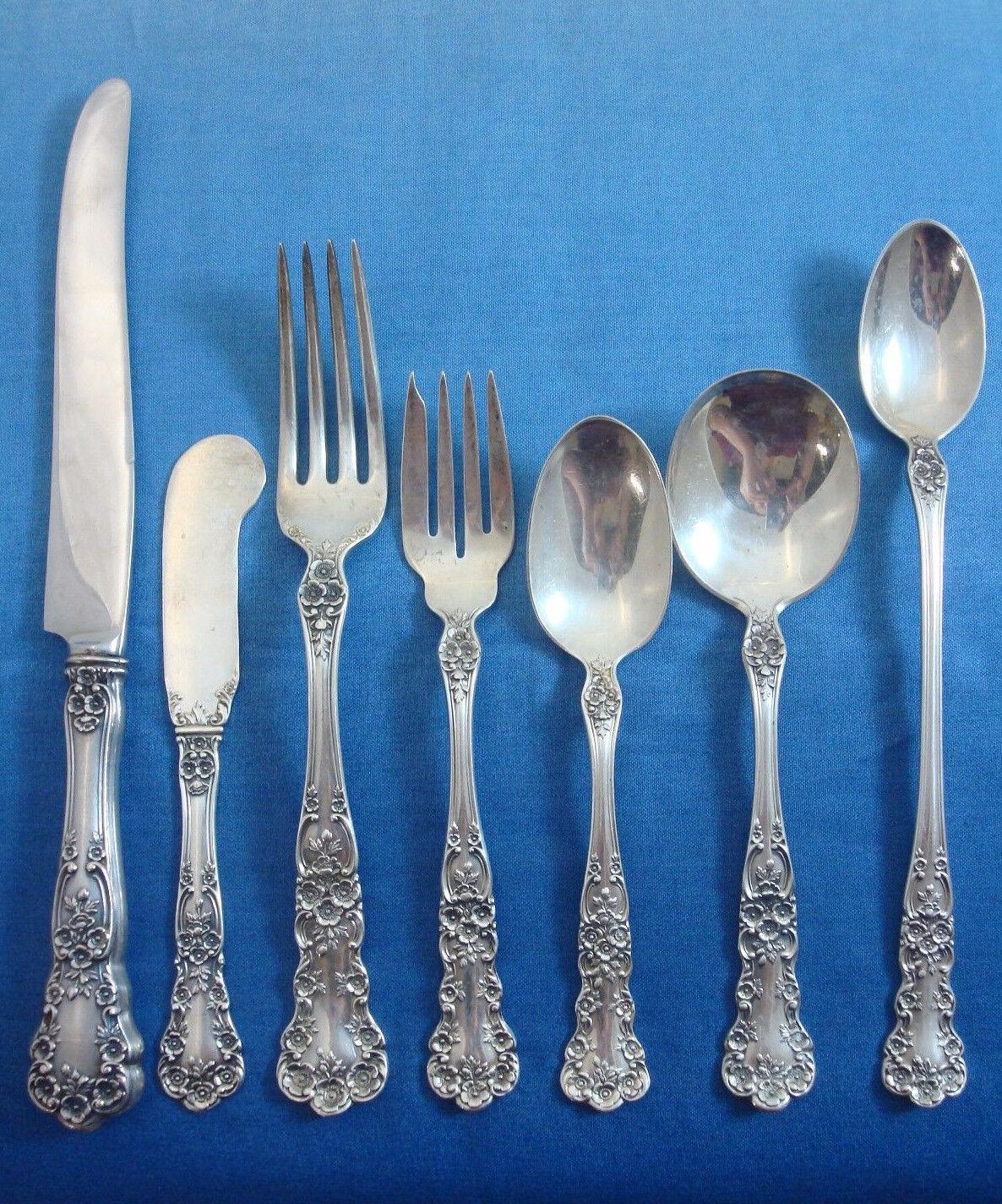 I motivi floreali intricatamente intagliati e accuratamente disposti lungo il manico e sul collo di questo fantasioso modello sono bilanciati da un sottile pannello centrale orlato da delicati bordi. Introdotti nel 1899, i graziosi grappoli di