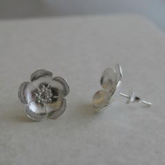 Fiore di ranuncolo 15 mm  Orecchini a perno in argento 925