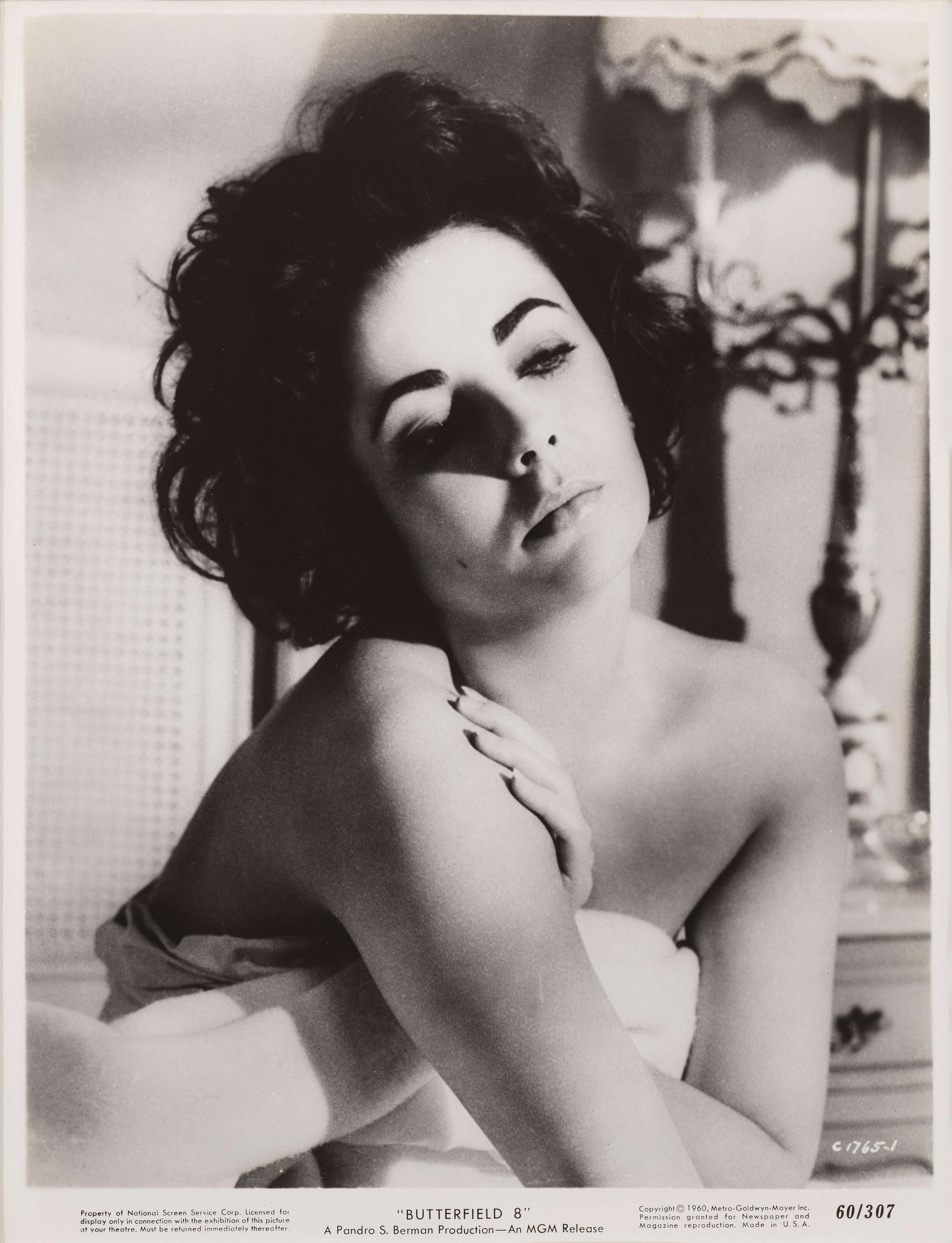 Fotograma original de producción en blanco y negro de Butterfield 8.
Esta película fue dirigida por Daniel Mann y protagonizada por Elizabeth Taylor, Laurence Harvey, Eddie Fisher
Esta pieza se conserva enmarcada en un marco de madera de Obeche