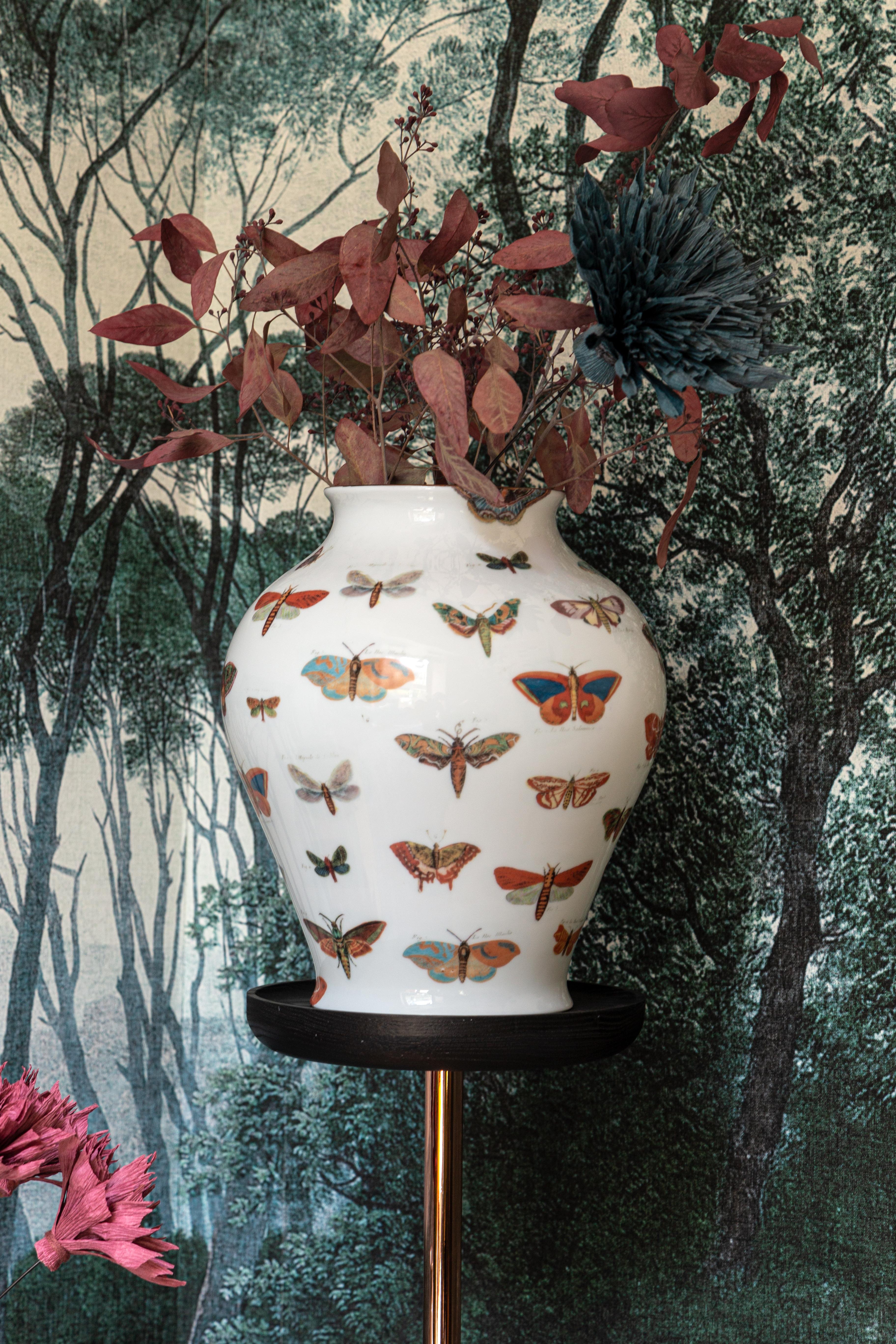 Il design classico di questo vaso in porcellana rivive con decorazioni retrò dal sapore contemporaneo. Un motivo di farfalle estrapolato da antichi libri di zoologia ricopre la superficie di questo prezioso vaso.