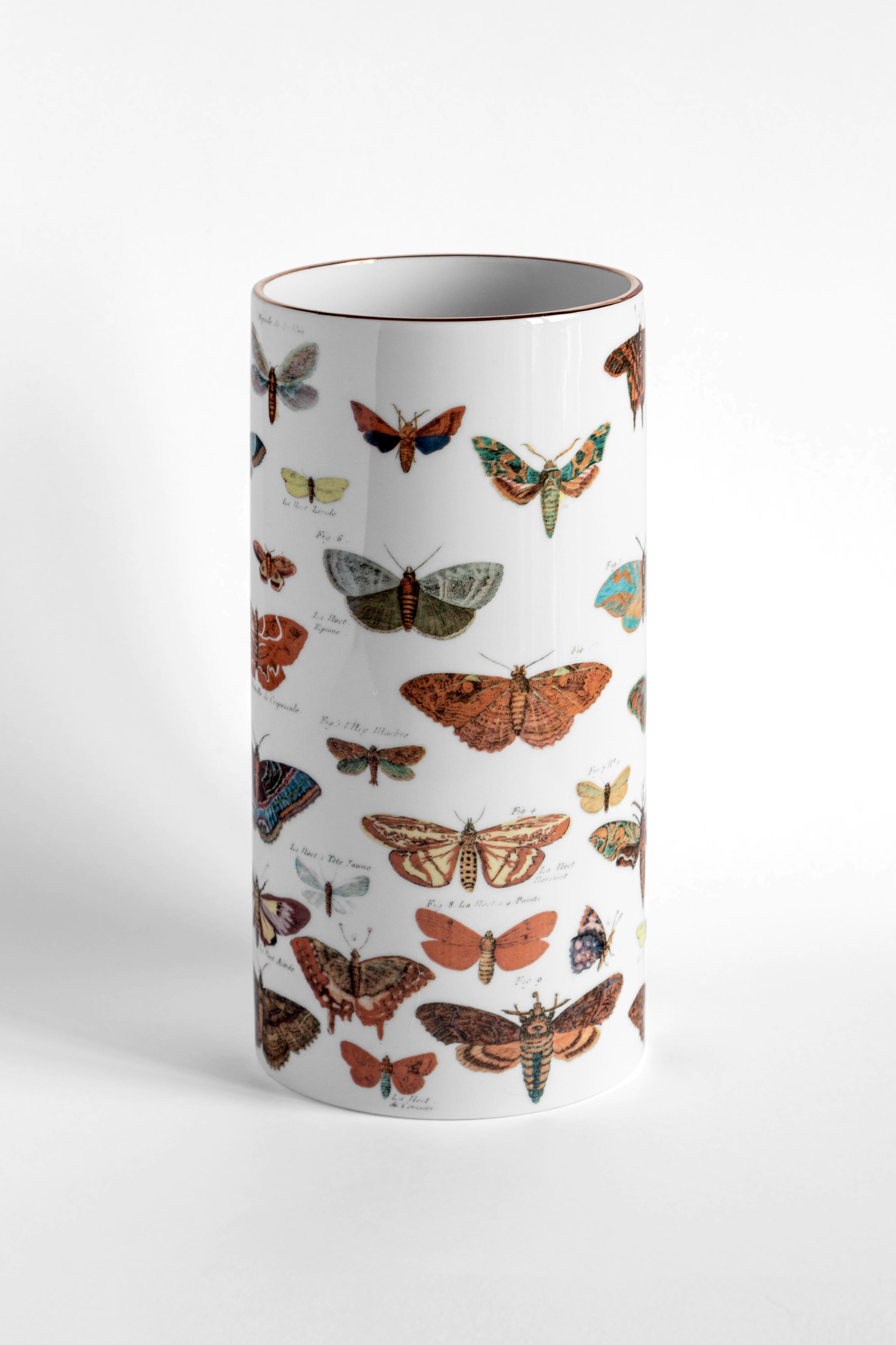 Stellen Sie diese Schmetterlingsvase aus Porzellan alleine auf oder fügen Sie Blumen hinzu, um dem Dekorationselement Leben einzuhauchen. Das Design erinnert an Illustrationen aus einem antiken Lepidopterologie-Buch und macht die Vase zum idealen