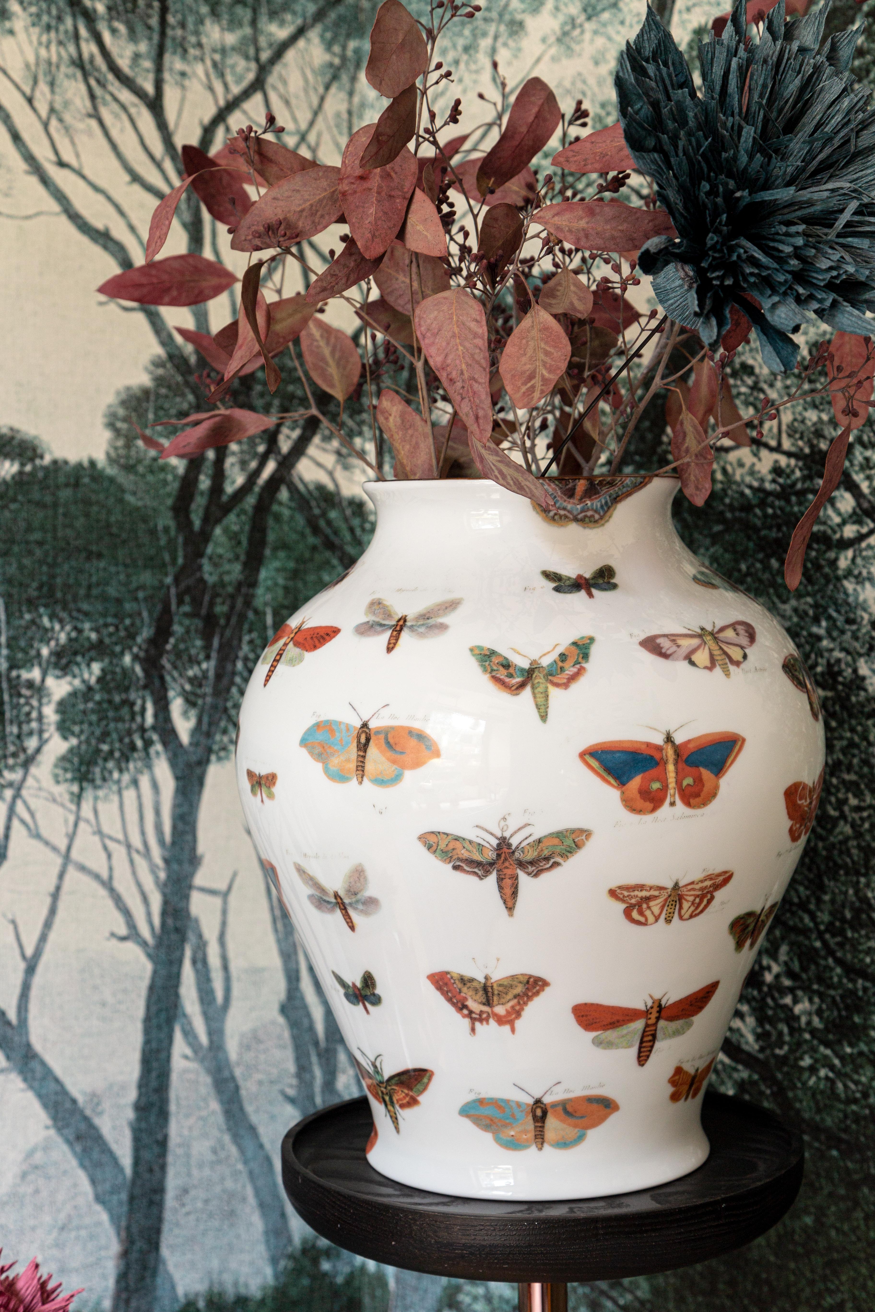 Schmetterlinge:: Zeitgenössische Porzellanvase mit dekorativem Design von Vito Nesta (Italienisch) im Angebot