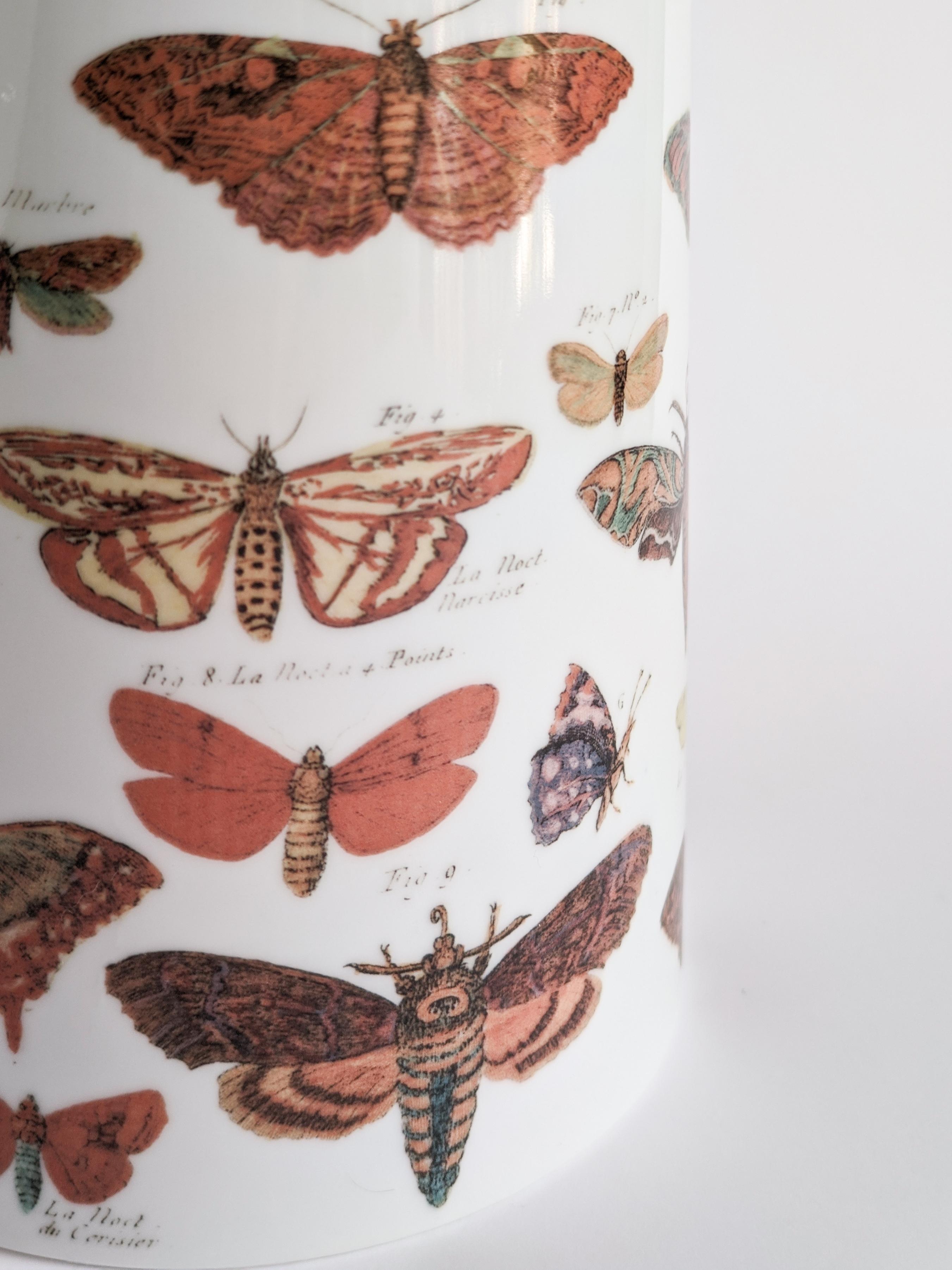 italien Papillons, vase contemporain en porcelaine avec designs décoratifs par Vito Nesta en vente