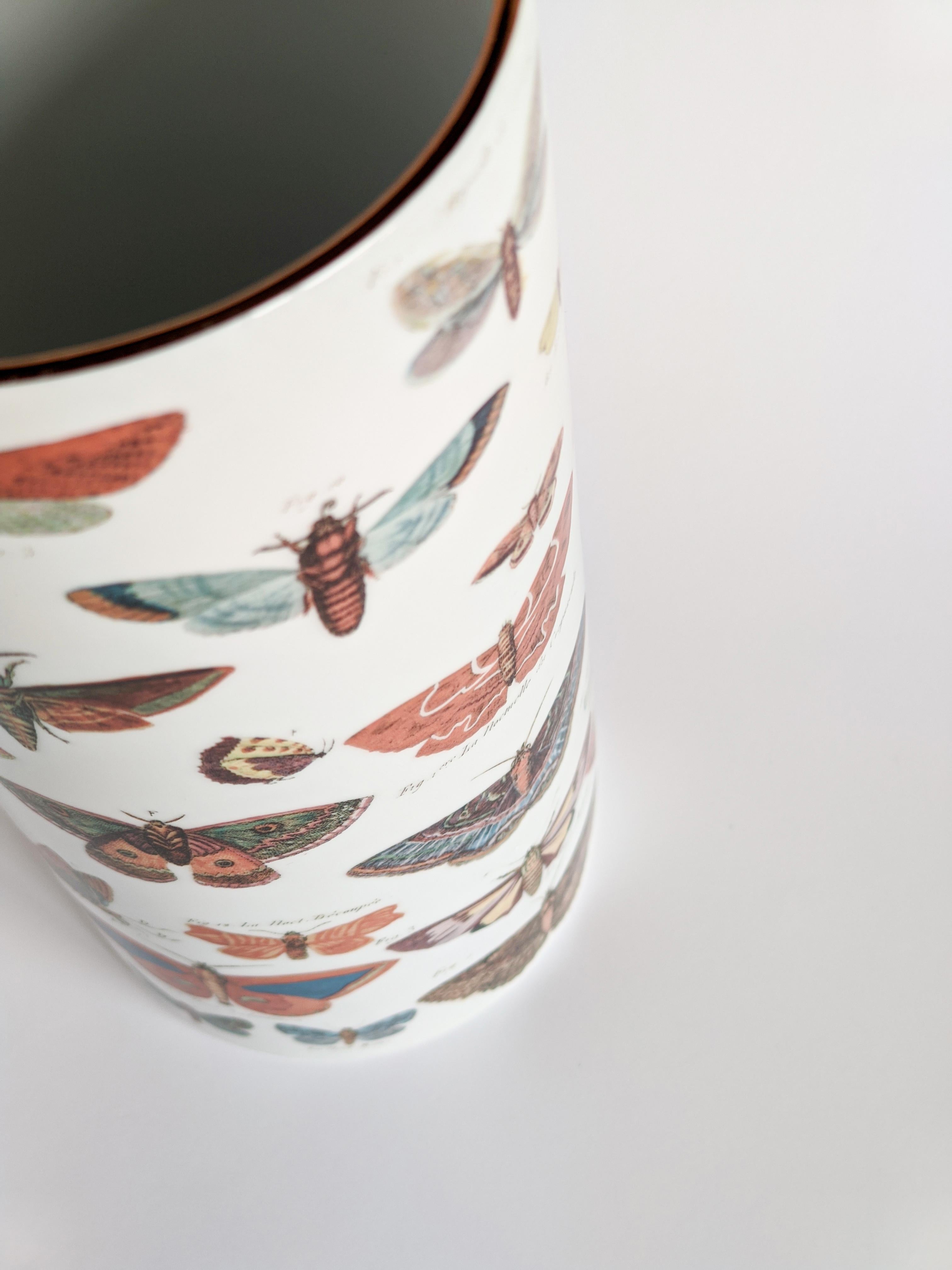 Schmetterlinge, Zeitgenössische Porzellanvase mit dekorativem Design von Vito Nesta (21. Jahrhundert und zeitgenössisch) im Angebot