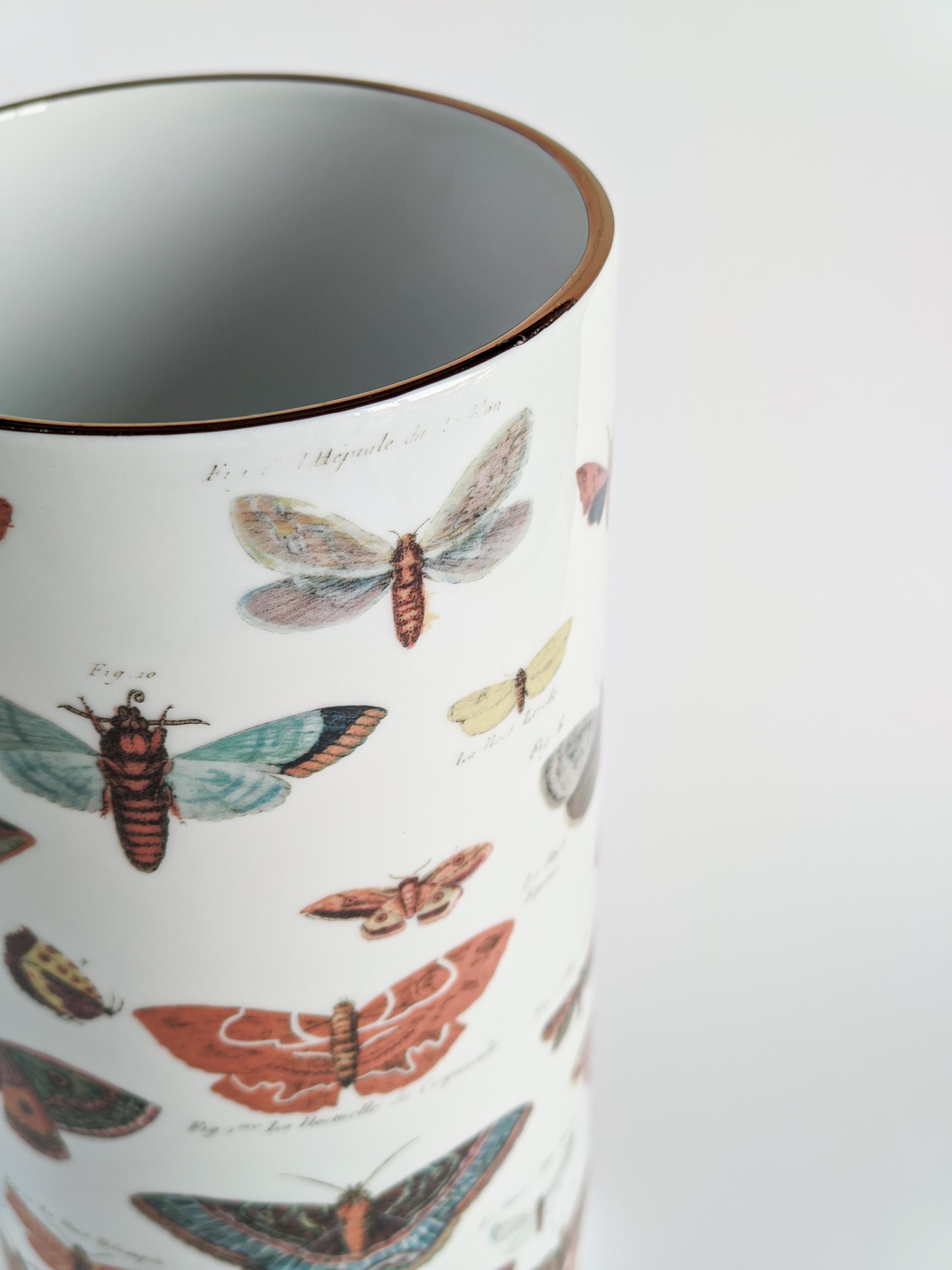 Schmetterlinge, Zeitgenössische Porzellanvase mit dekorativem Design von Vito Nesta im Angebot 1