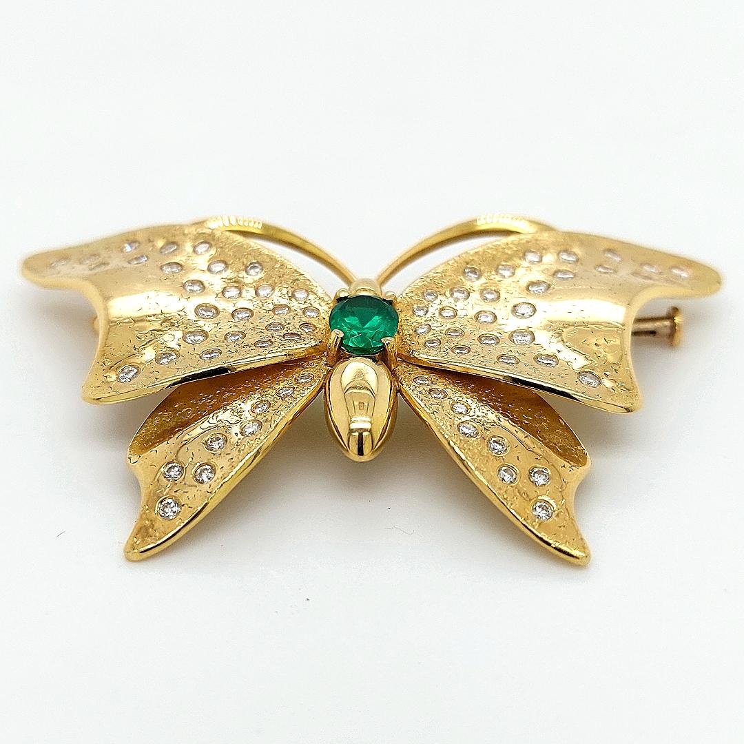 Women's or Men's Butterfly 18kt Brooch / Necklace / Hanger Emerald Diamonds For Sale