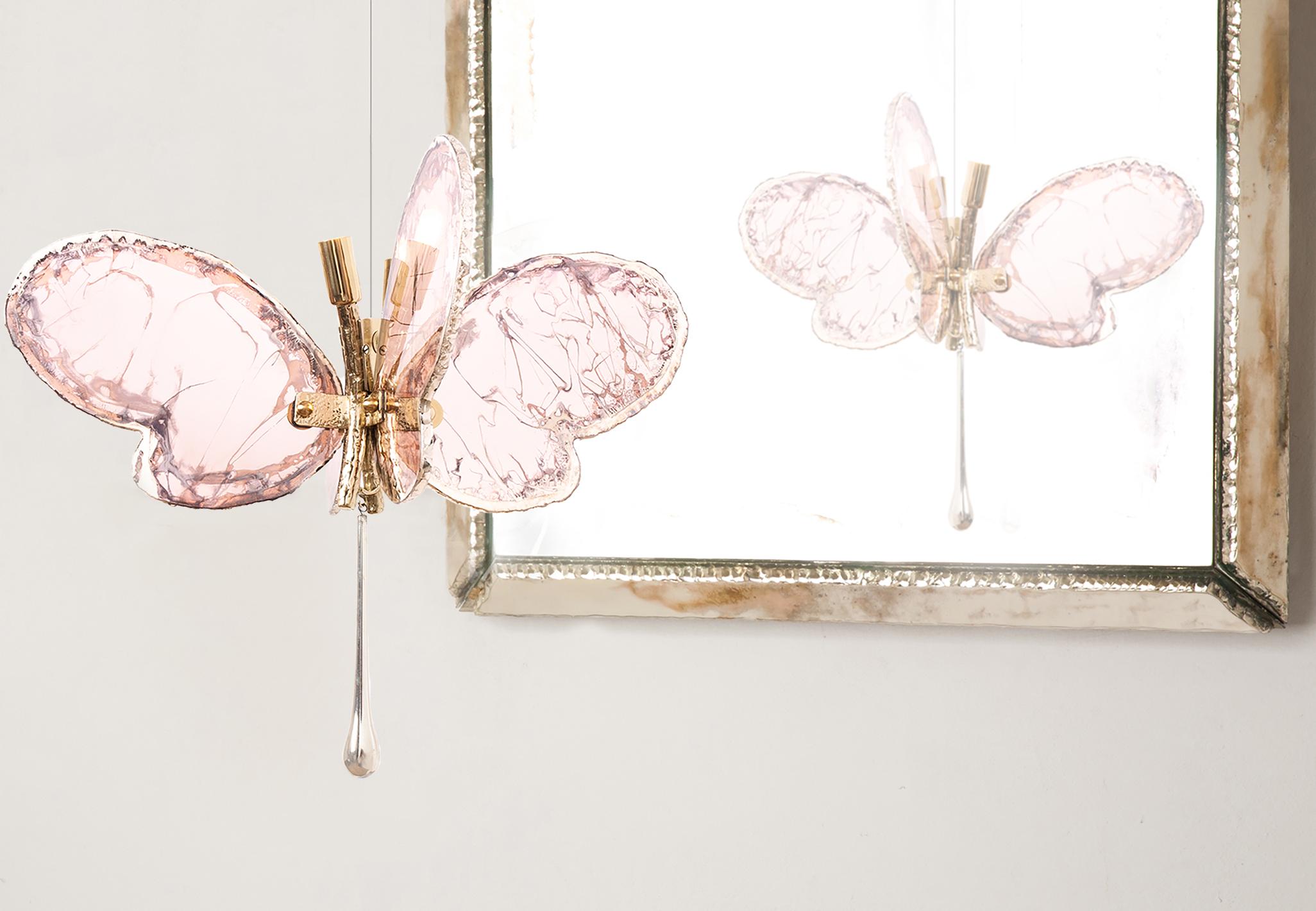  Zeitgenössische Schmetterlings-Pendelleuchte 40, versilbertes Kunstglas, rosa Farbe    (Messing) im Angebot