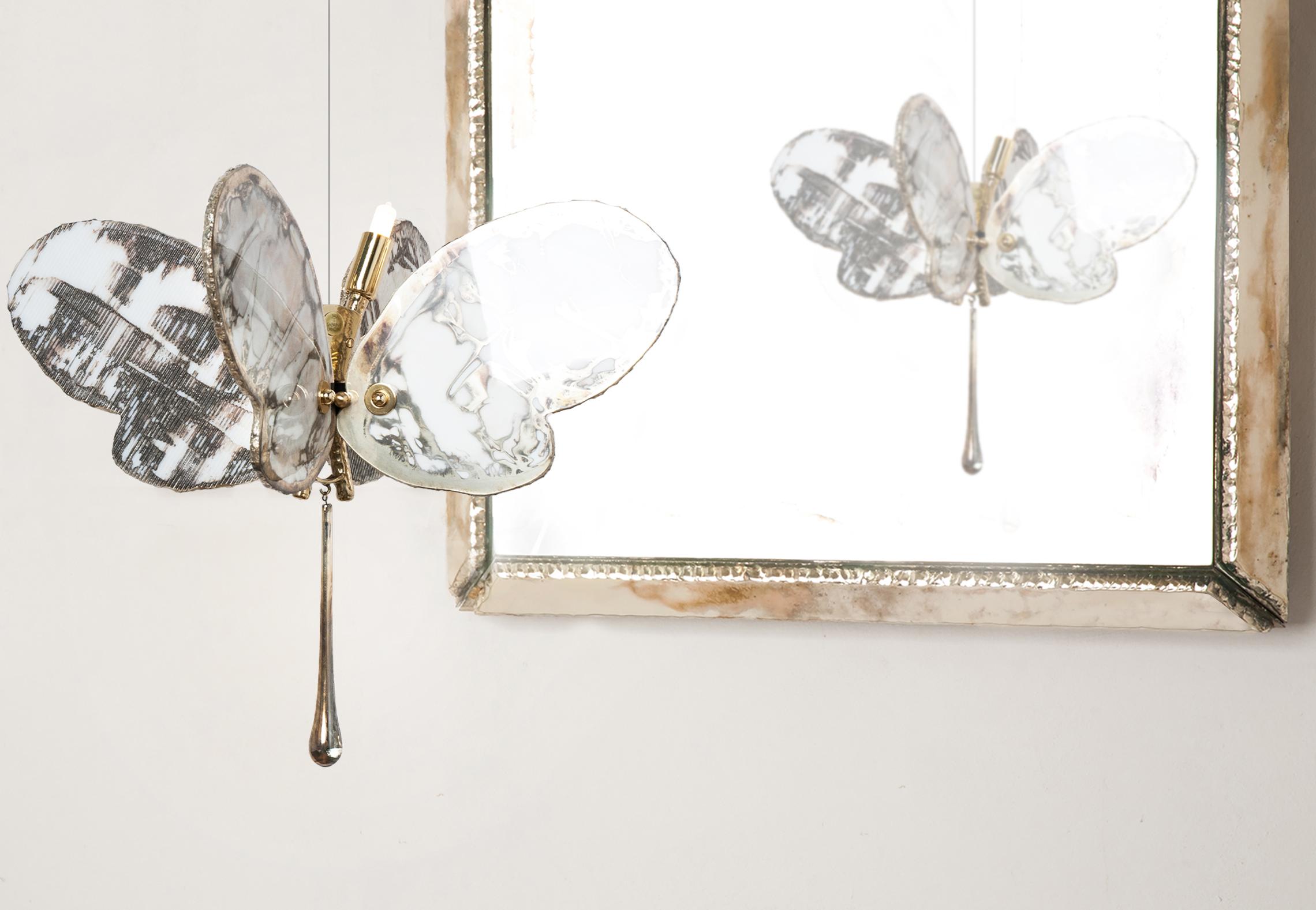 italien Lampe à suspension contemporaine papillon 40, verre d'art argenté, couleur blanche, laiton   en vente