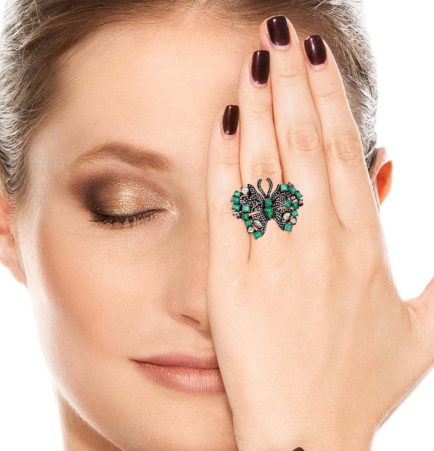 Butterfly 4.92 Carat Emerald Diamond Cocktail Ring In New Condition For Sale In Hoffman Estate, IL