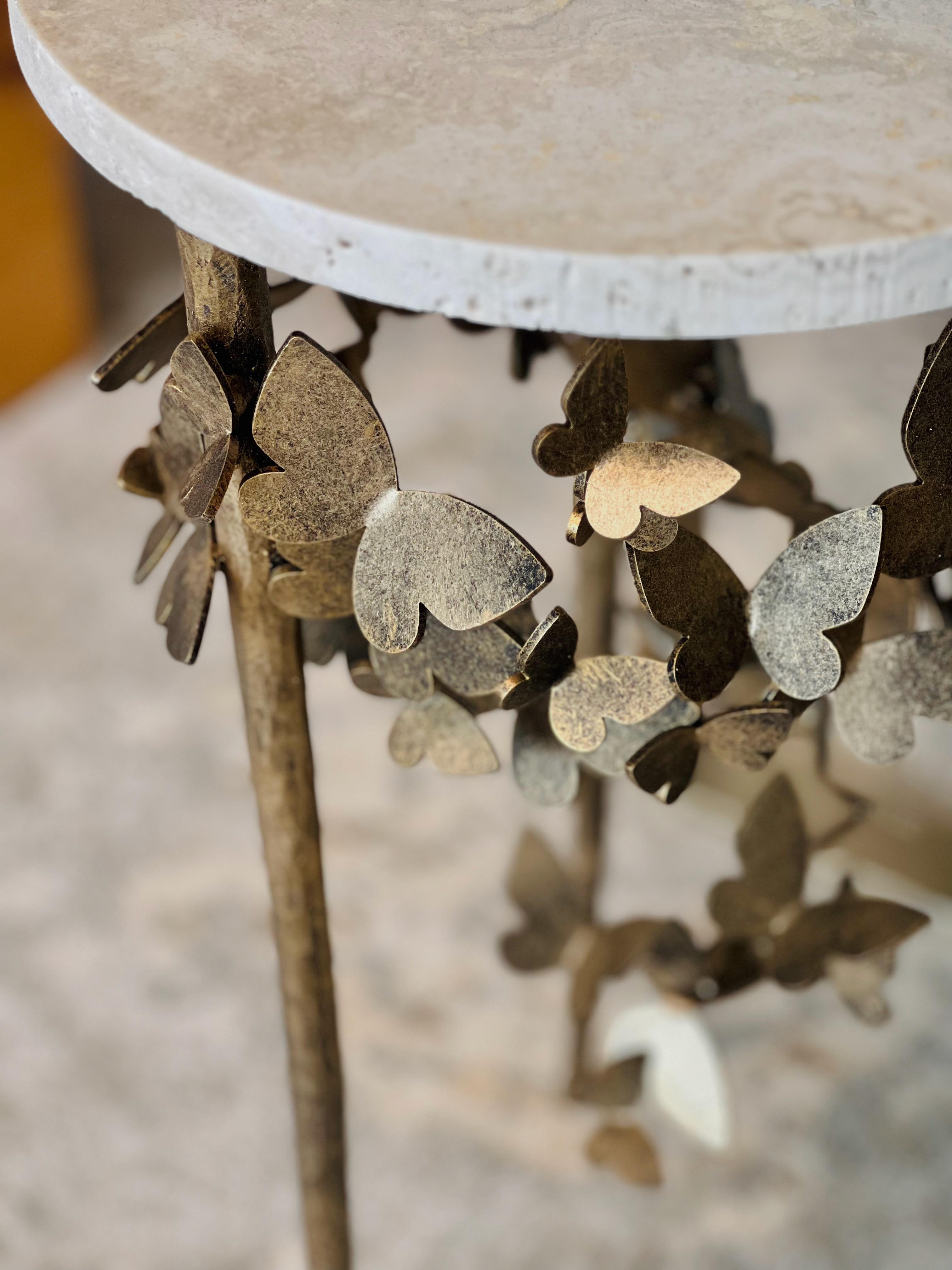 Schmetterlings-Akzent-Tisch aus gealtertem Silber (Organische Moderne) im Angebot
