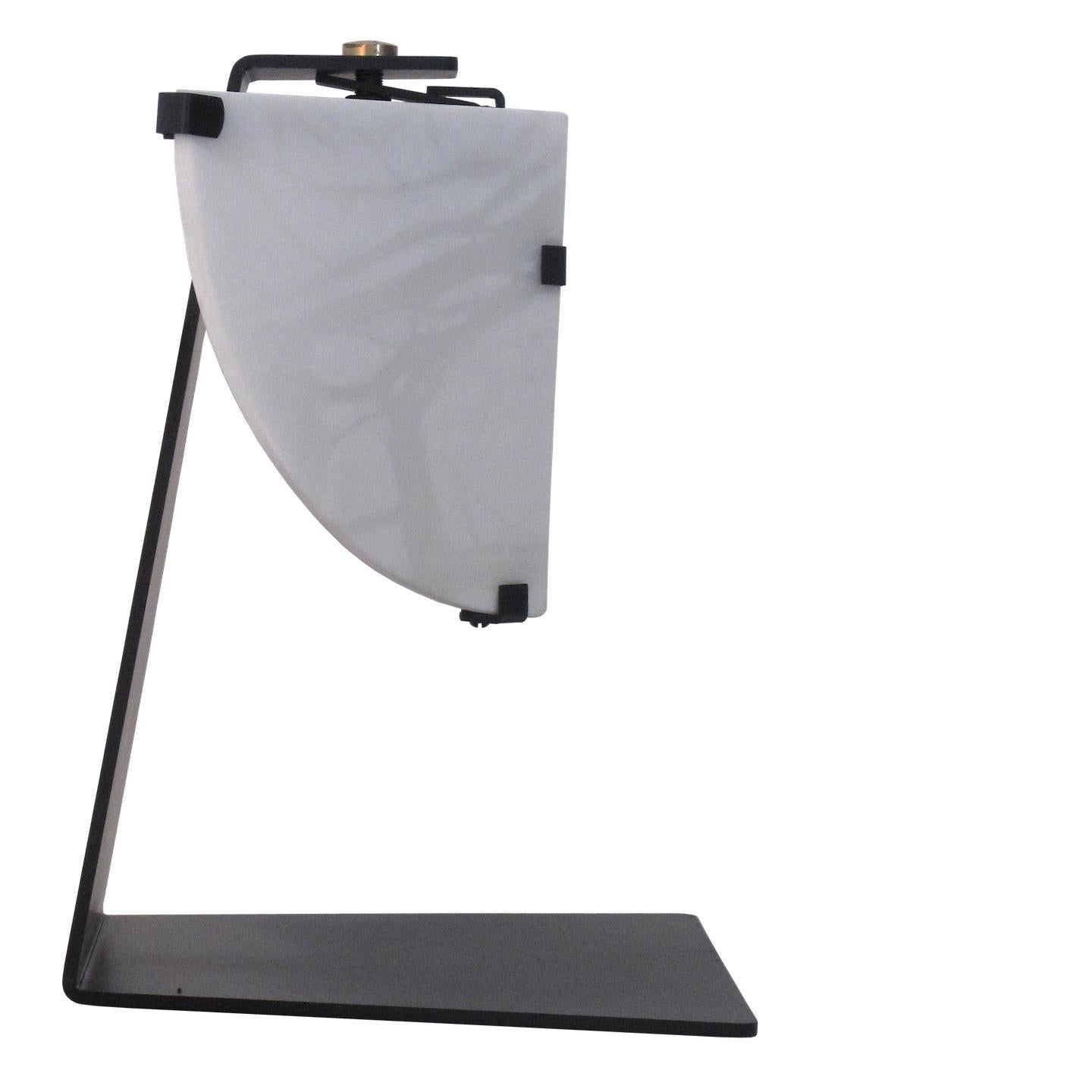 Moderne Lampe de bureau en albâtre « papillon » à la manière de Pierre Chareau en vente