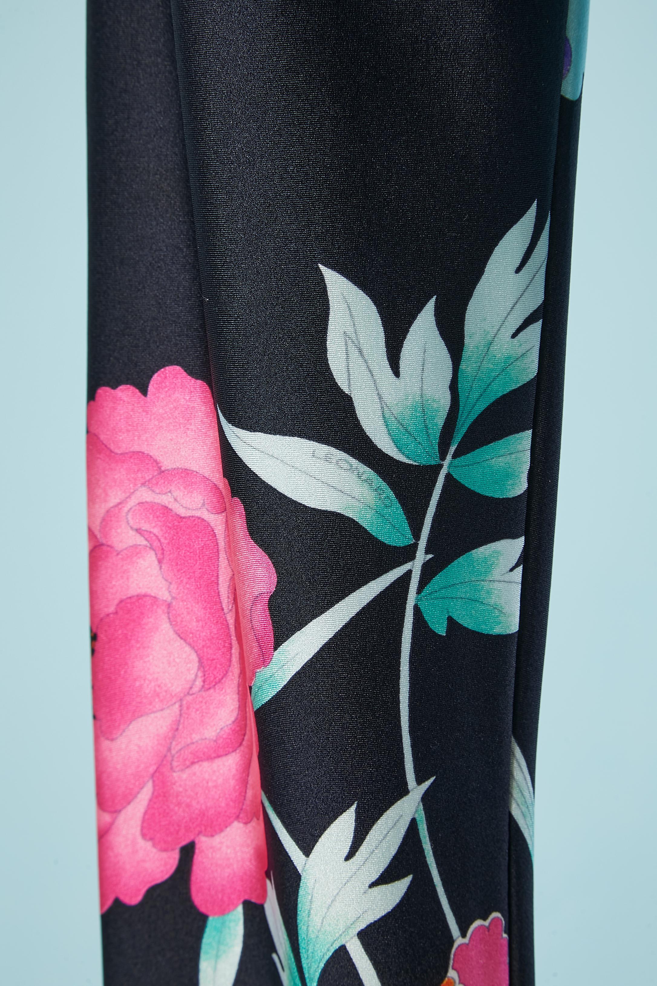Butterfly and flower printed legging. Fabric composition: 80% nylon, 20% lycra. Branded fabric.
Elastic band on the waist
SIZE S 
