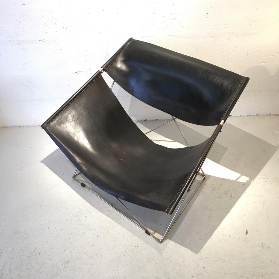 Butterfly armchair by Pierre Paulin Artifort edition circa 1960 in black original leather
Very nice patina.
Early edition with nickeled frame.