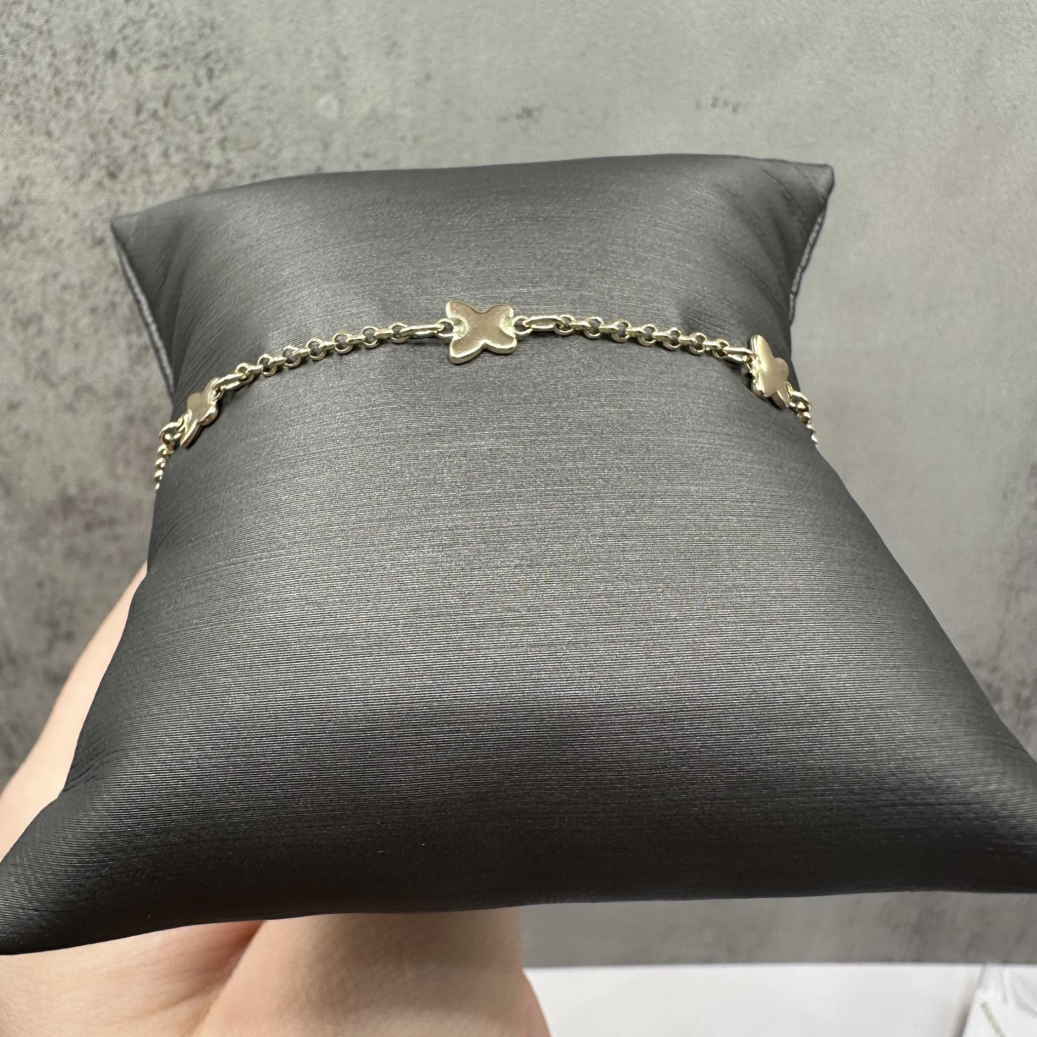 Questo delicato bracciale a farfalla in oro giallo 14kt presenta un design affascinante e femminile, perfetto da indossare tutti i giorni. Realizzato con una finitura lucida, brilla meravigliosamente al polso e offre una vestibilità regolabile a
