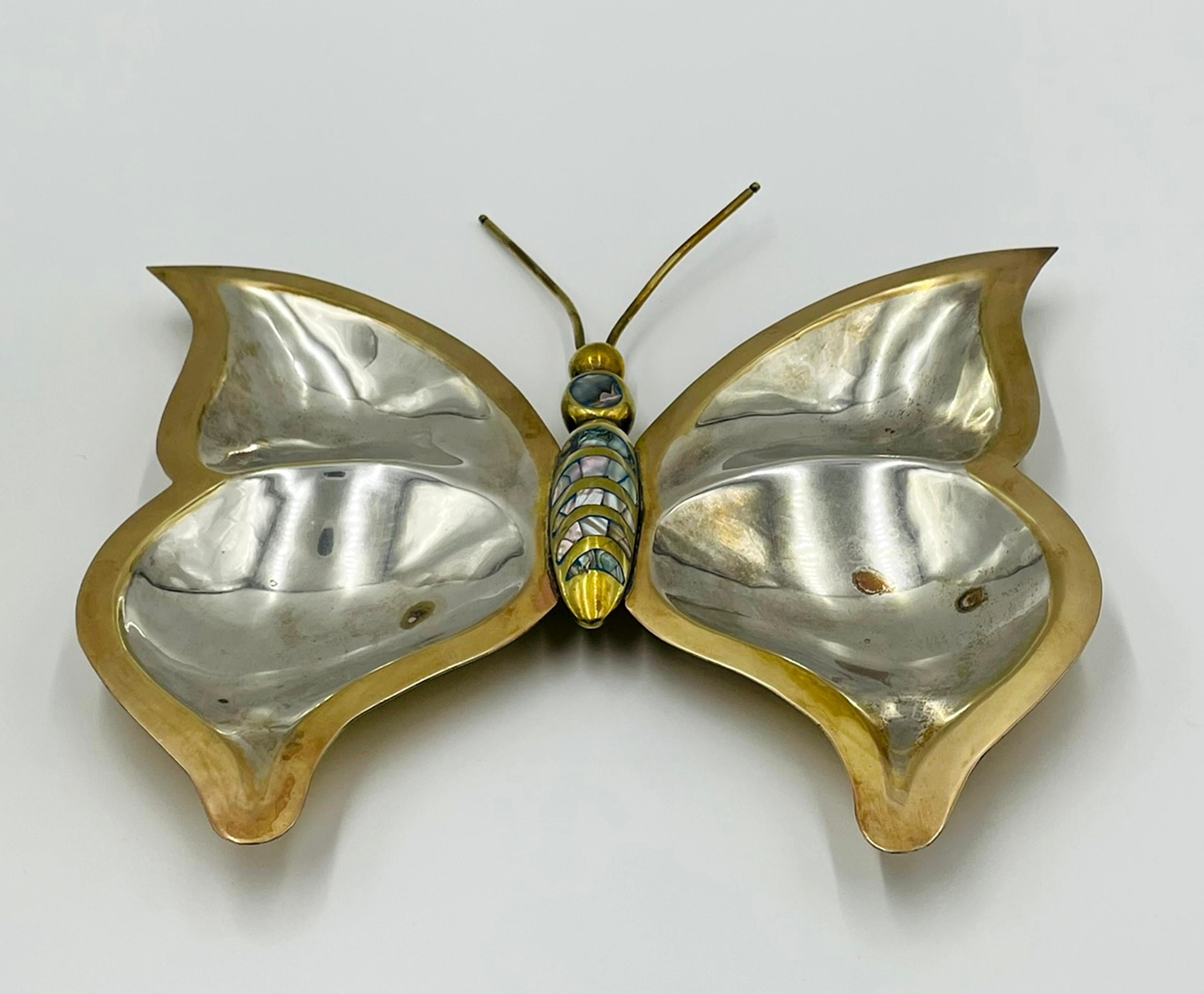 Messicano Piatto a farfalla in ottone e placca d'argento con intarsio di abalone, Messico, 1960 in vendita