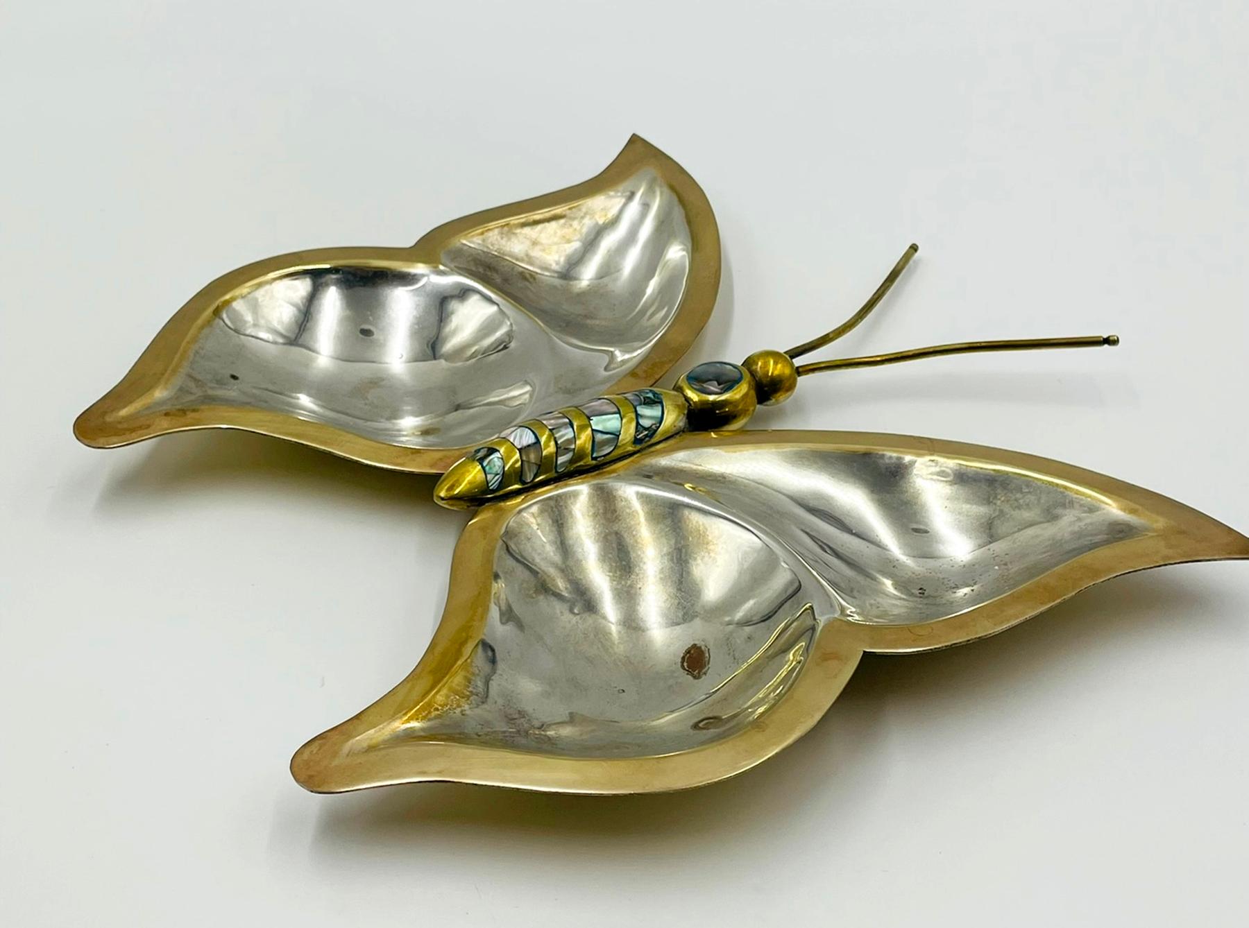 Fatto a mano Piatto a farfalla in ottone e placca d'argento con intarsio di abalone, Messico, 1960 in vendita