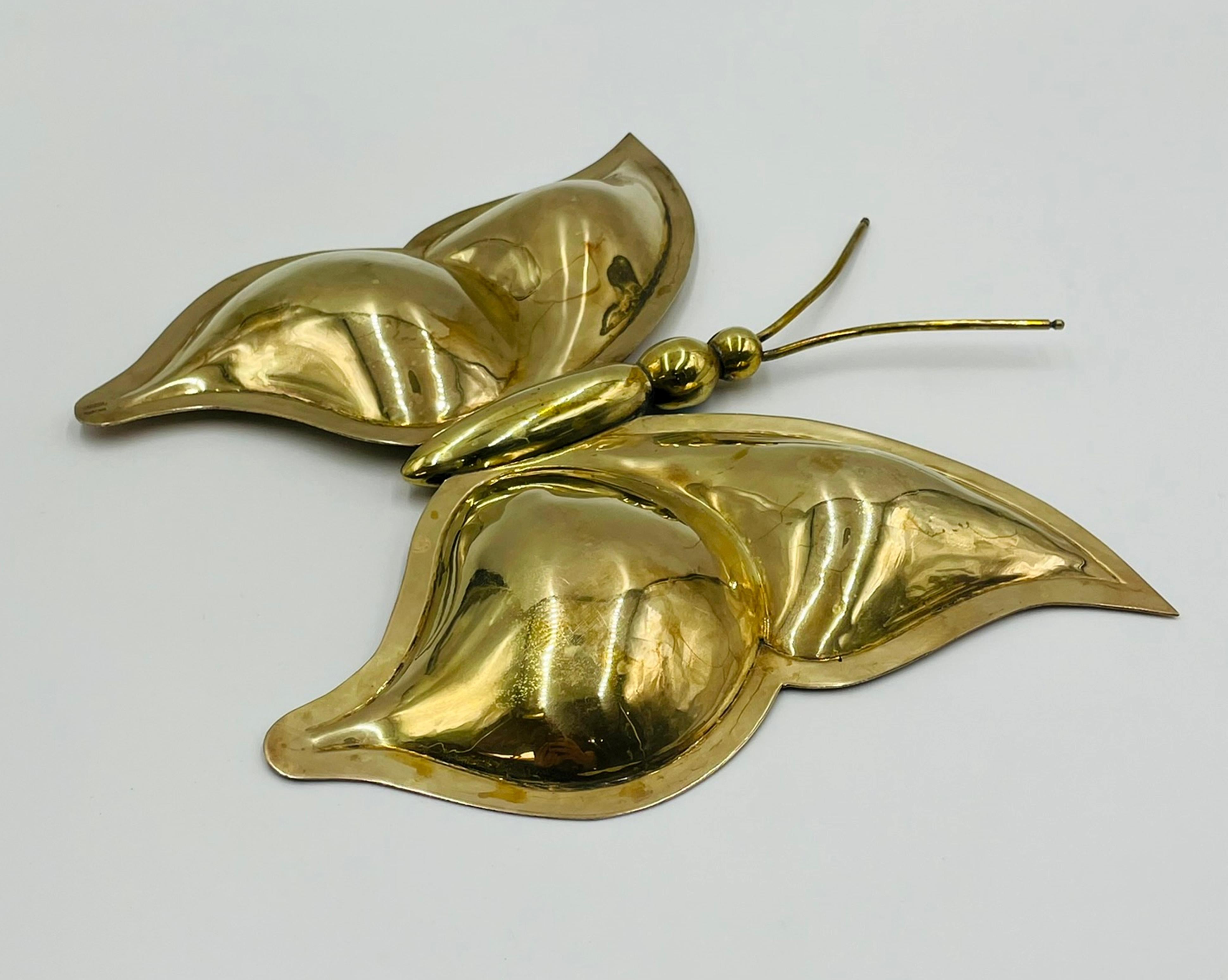 Metà XX secolo Piatto a farfalla in ottone e placca d'argento con intarsio di abalone, Messico, 1960 in vendita