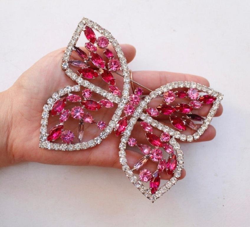 Anonymous - Silver-plated brooch paved with pink and white faceted rhinestones.

Additional information:
Condition: Very good condition, Light wear on the metal at the back. 
Dimensions: 12 cm x 9.5 cm (4.72
