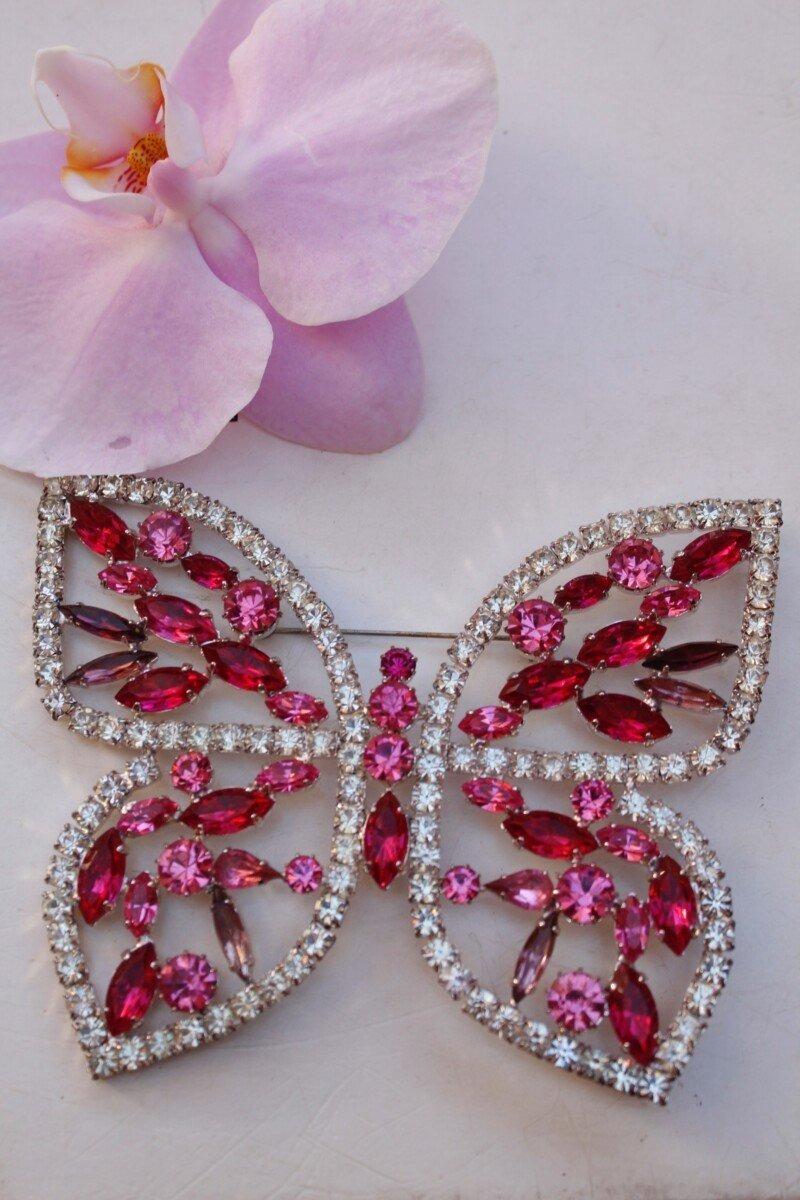 Schmetterlingsbrosche aus rosa und weißen Strasssteinen Damen im Angebot
