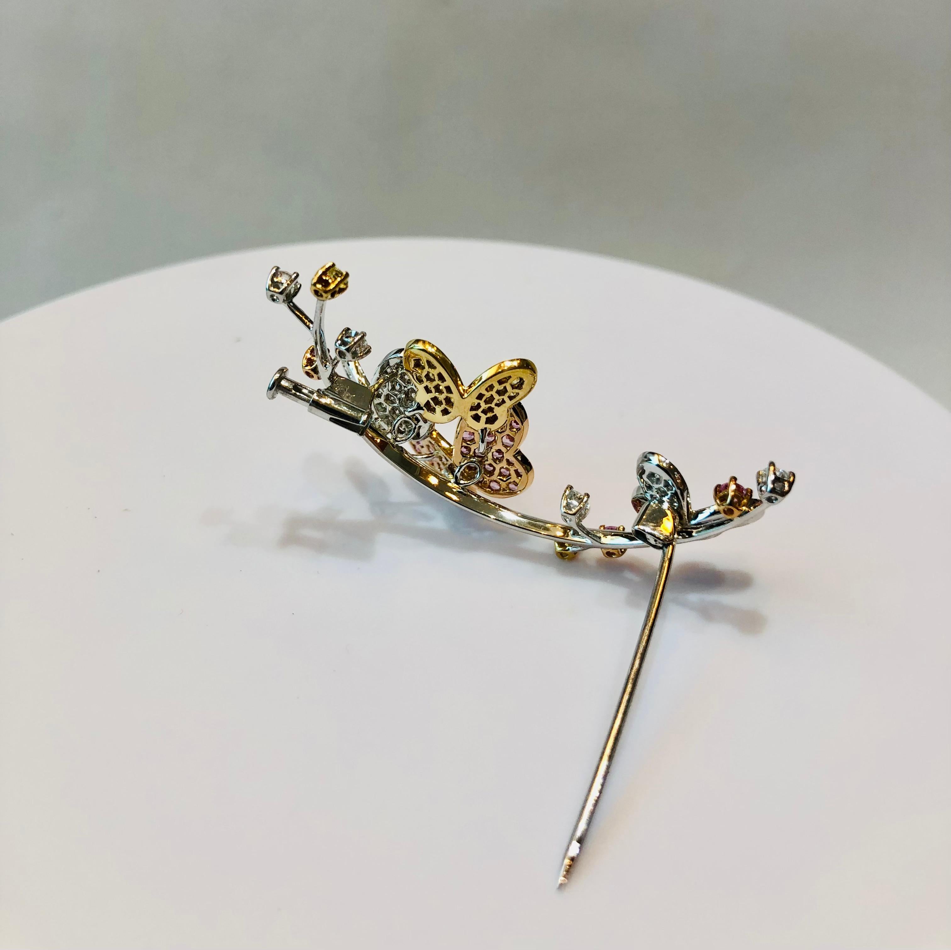Taille brillant Broche et pendentif papillon en or blanc 18 carats, saphir rose et diamants en vente
