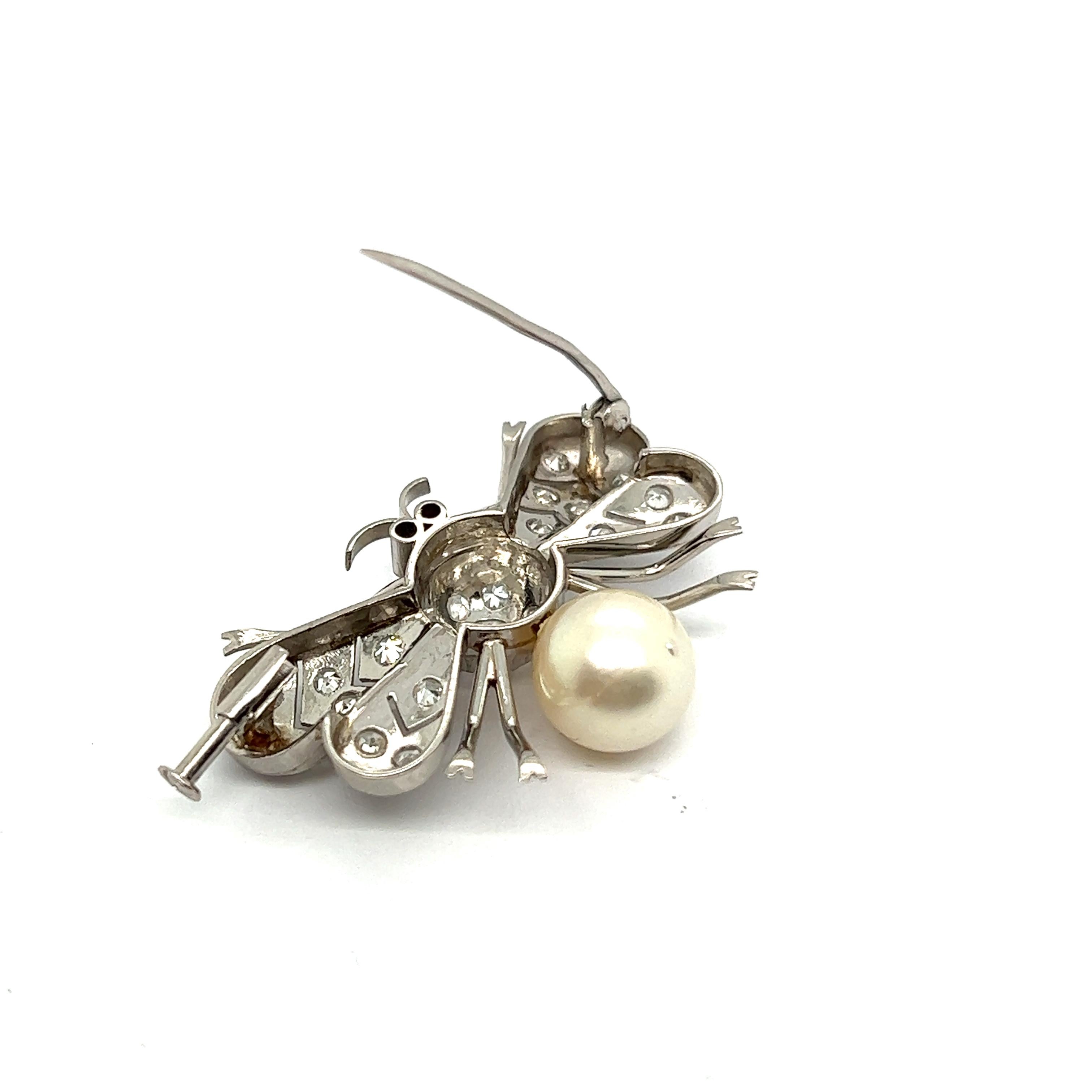 Butterfly Brooch with Diamonds and Pearl in 18 Karat White Gold For Sale 6