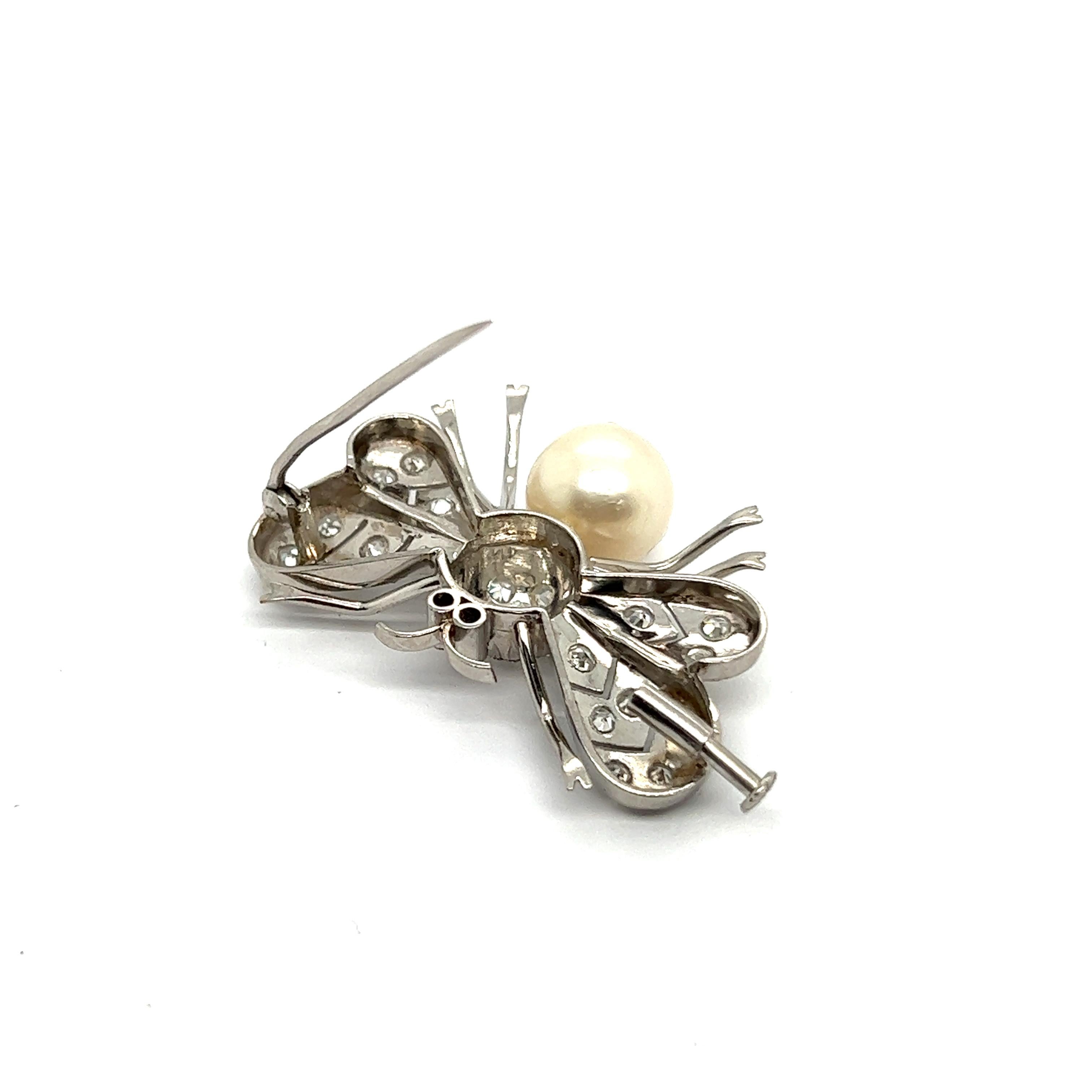 Butterfly Brooch with Diamonds and Pearl in 18 Karat White Gold In Excellent Condition For Sale In Lucerne, CH