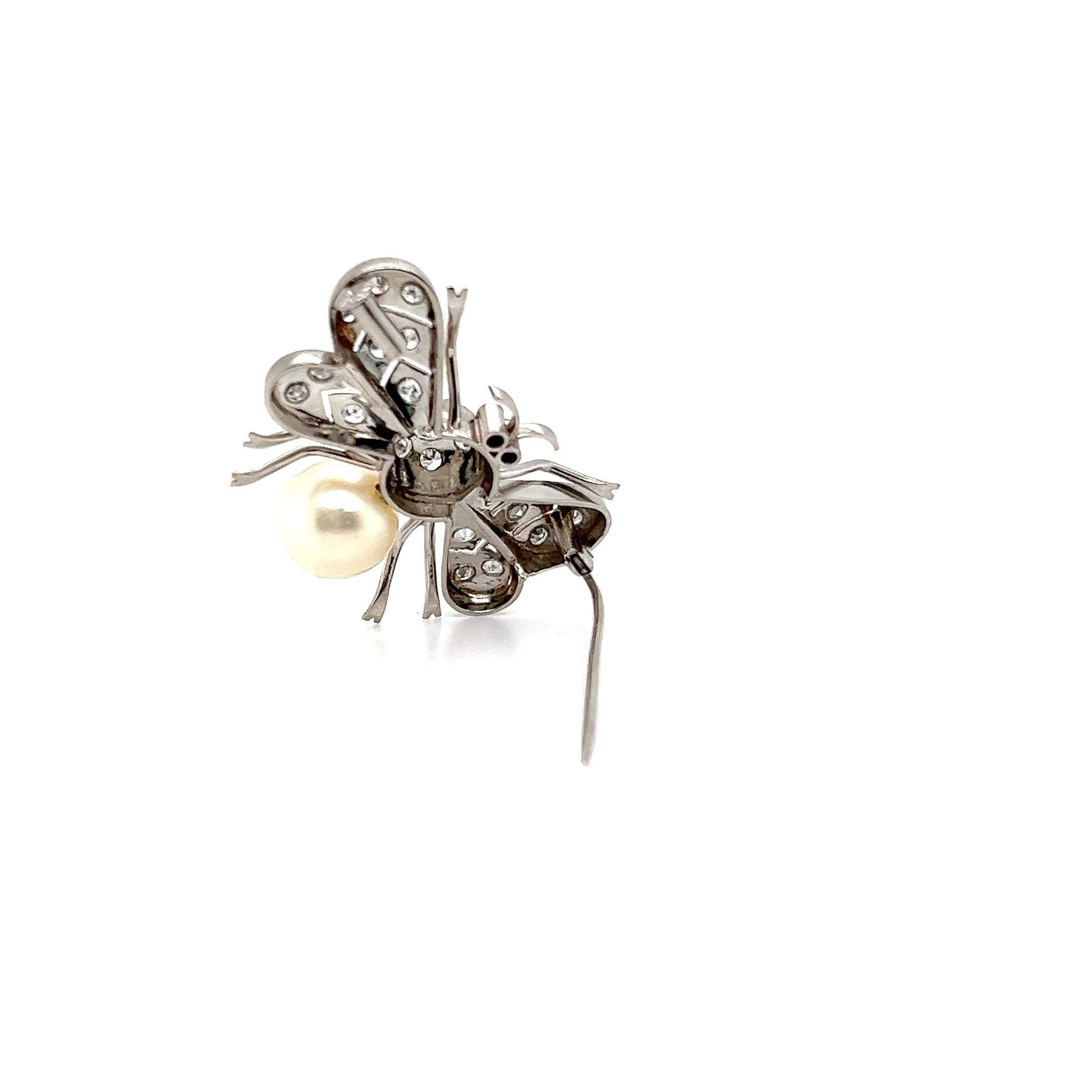 Butterfly Brooch with Diamonds and Pearl in 18 Karat White Gold For Sale 2